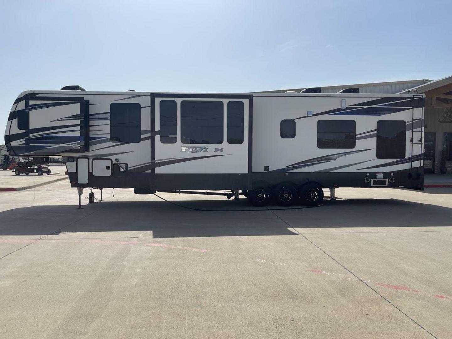 2019 KEYSTONE FUZION 424 (4YDF4243XKF) , located at 4319 N Main St, Cleburne, TX, 76033, (817) 678-5133, 32.385960, -97.391212 - Photo#23