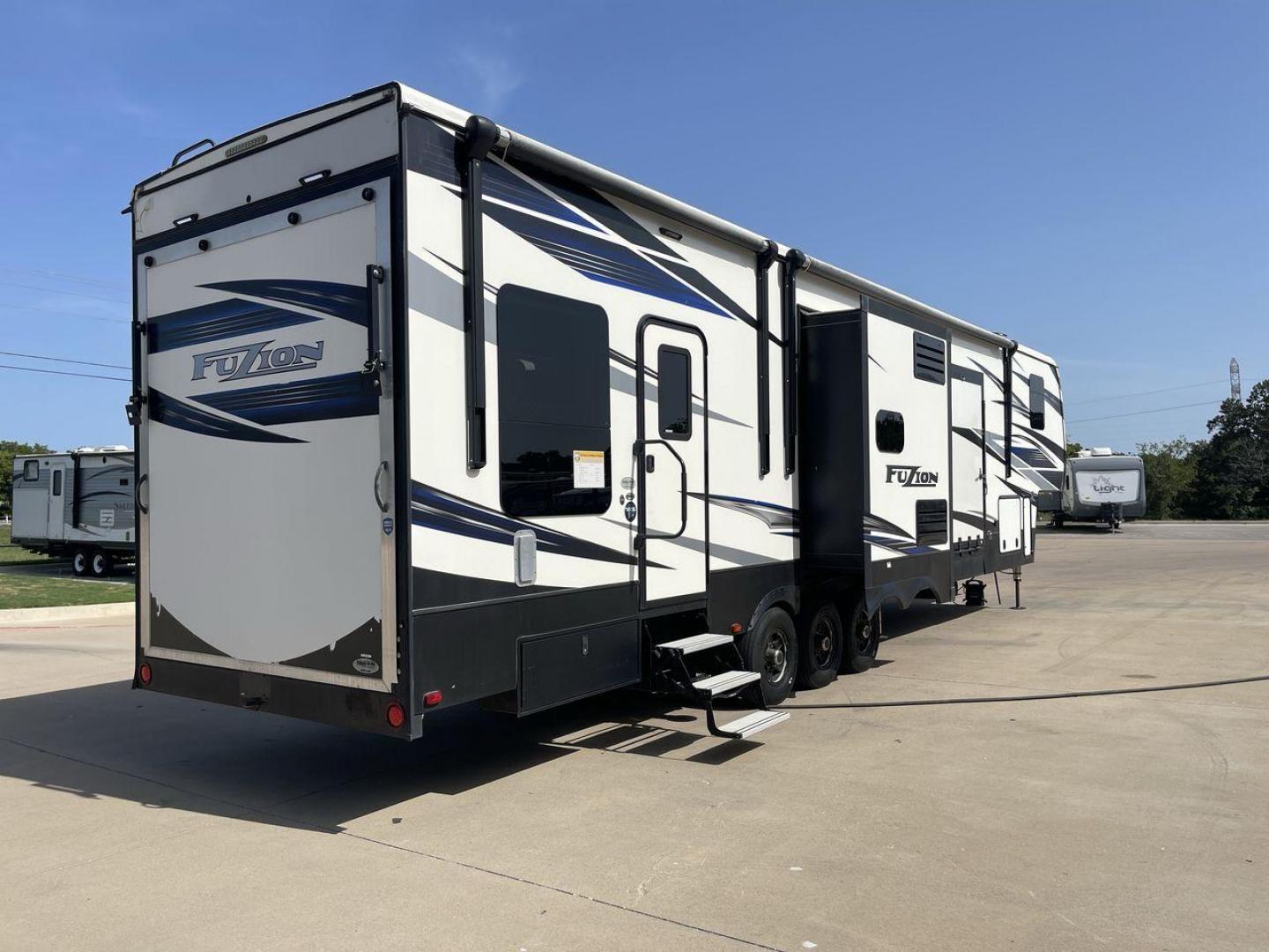 2019 KEYSTONE FUZION 424 (4YDF4243XKF) , located at 4319 N Main St, Cleburne, TX, 76033, (817) 678-5133, 32.385960, -97.391212 - Photo#24