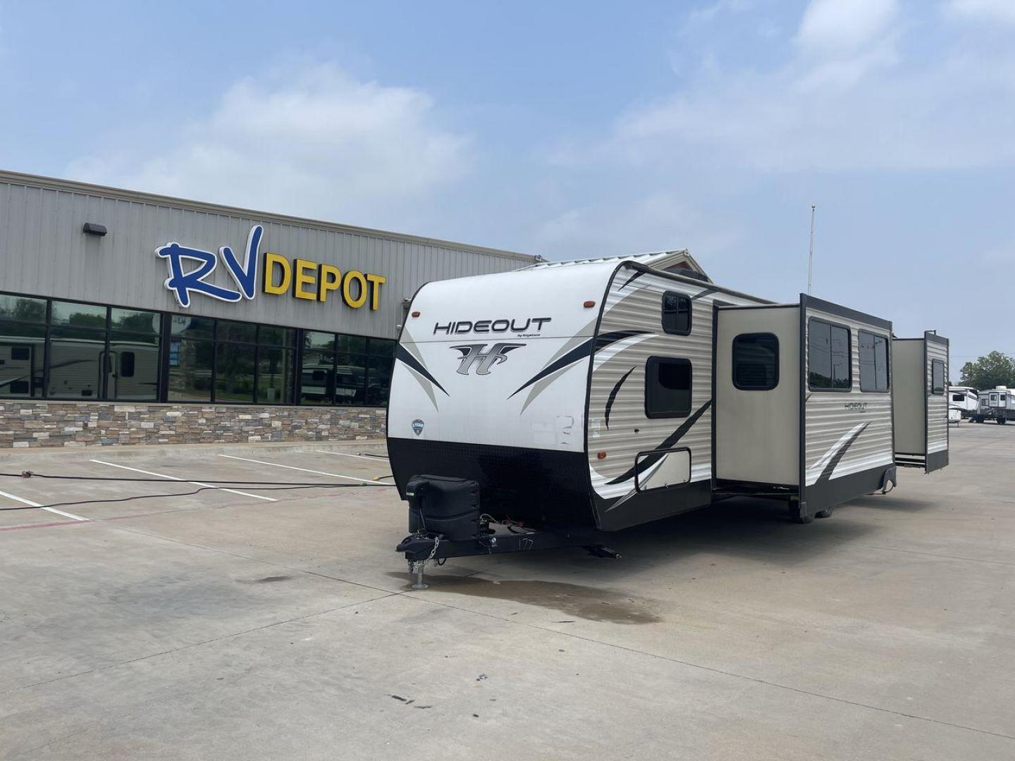 2019 KEYSTONE HIDEOUT 32BHTS (4YDT32F20K3) , Length: 37.67 ft. | Dry Weight: 8,634 lbs. | Gross Weight: 11,200 lbs. | Slides: 3 transmission, located at 4319 N Main St, Cleburne, TX, 76033, (817) 678-5133, 32.385960, -97.391212 - Photo#0