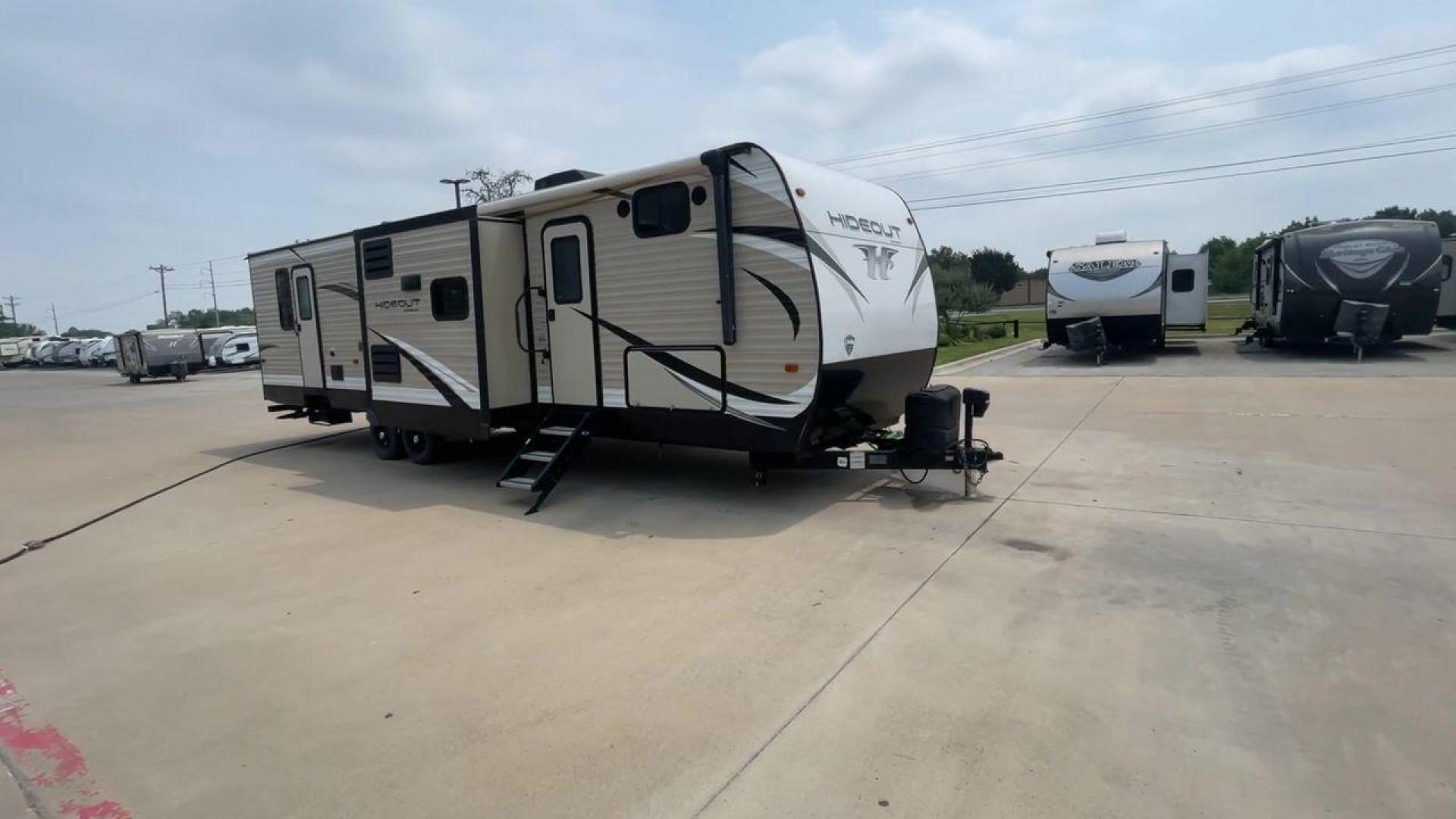 2019 KEYSTONE HIDEOUT 32BHTS (4YDT32F20K3) , Length: 37.67 ft. | Dry Weight: 8,634 lbs. | Gross Weight: 11,200 lbs. | Slides: 3 transmission, located at 4319 N Main St, Cleburne, TX, 76033, (817) 678-5133, 32.385960, -97.391212 - Photo#3