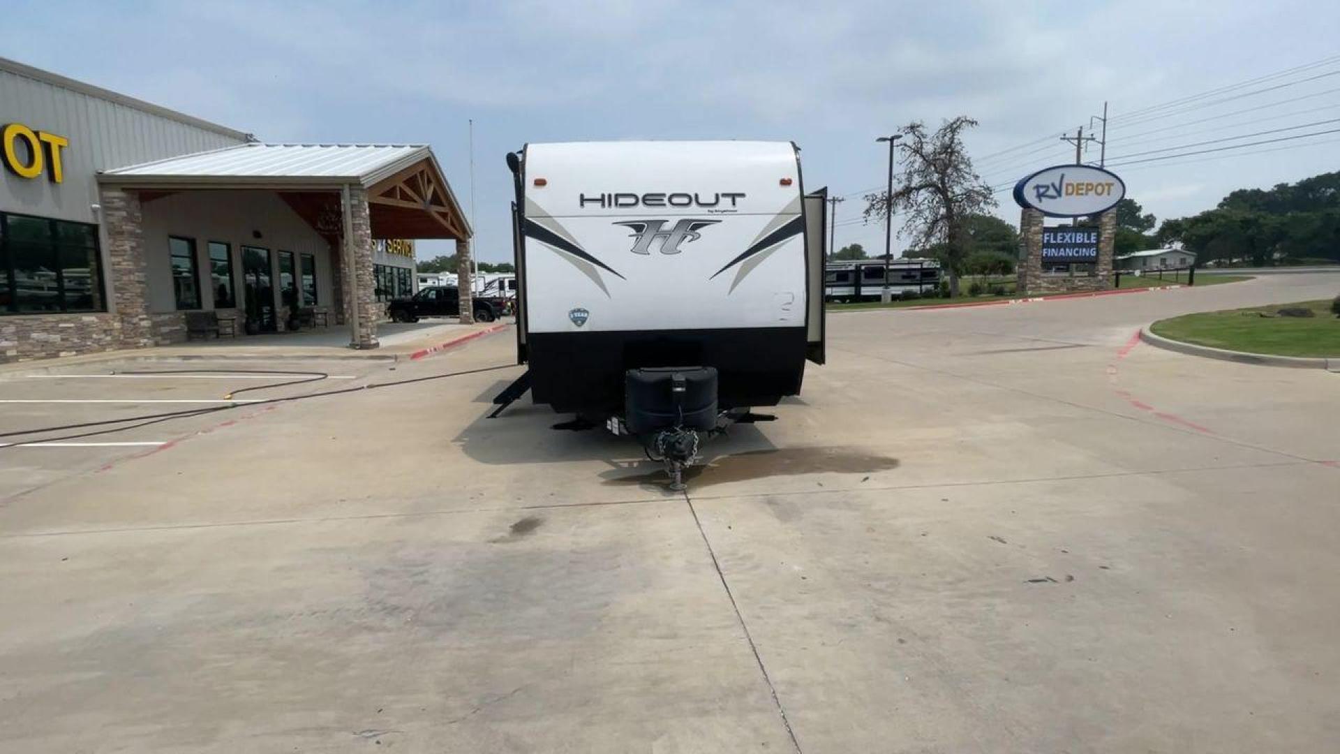 2019 KEYSTONE HIDEOUT 32BHTS (4YDT32F20K3) , Length: 37.67 ft. | Dry Weight: 8,634 lbs. | Gross Weight: 11,200 lbs. | Slides: 3 transmission, located at 4319 N Main St, Cleburne, TX, 76033, (817) 678-5133, 32.385960, -97.391212 - Photo#4