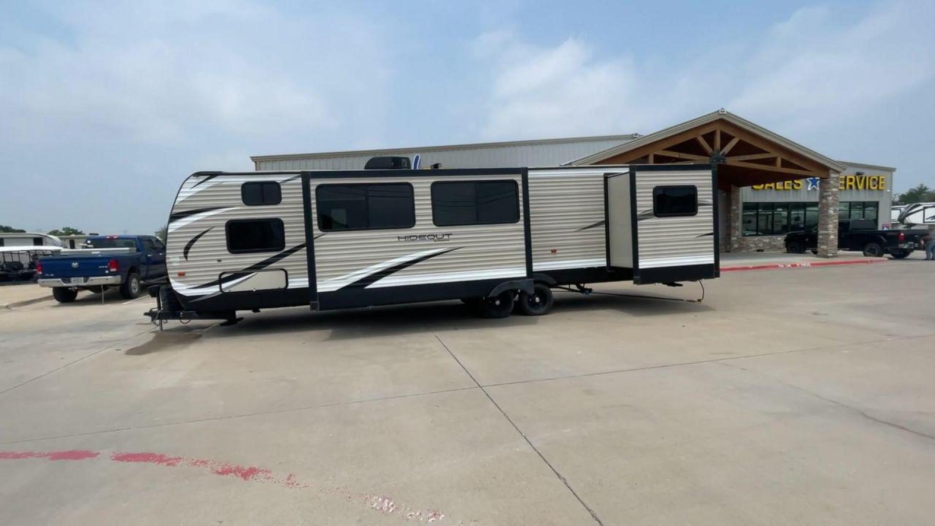 2019 KEYSTONE HIDEOUT 32BHTS (4YDT32F20K3) , Length: 37.67 ft. | Dry Weight: 8,634 lbs. | Gross Weight: 11,200 lbs. | Slides: 3 transmission, located at 4319 N Main St, Cleburne, TX, 76033, (817) 678-5133, 32.385960, -97.391212 - Photo#6