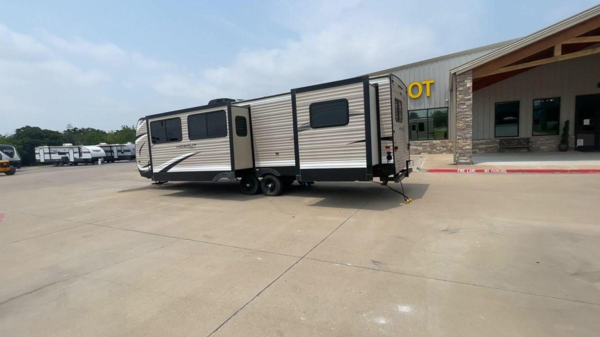 2019 KEYSTONE HIDEOUT 32BHTS (4YDT32F20K3) , Length: 37.67 ft. | Dry Weight: 8,634 lbs. | Gross Weight: 11,200 lbs. | Slides: 3 transmission, located at 4319 N Main St, Cleburne, TX, 76033, (817) 678-5133, 32.385960, -97.391212 - Photo#7