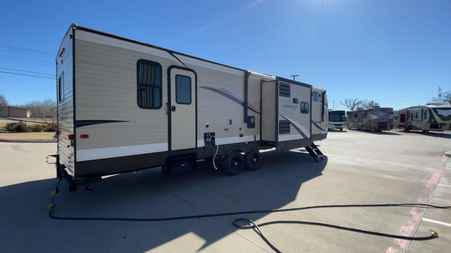 2019 KEYSTONE HIDEOUT 32BHTS (4YDT32F20K3) , Length: 37.67 ft. | Dry Weight: 8,634 lbs. | Gross Weight: 11,200 lbs. | Slides: 3 transmission, located at 4319 N Main St, Cleburne, TX, 76033, (817) 678-5133, 32.385960, -97.391212 - The 2019 Keystone Hideout 32BHTS is a spacious and family-friendly travel trailer, measuring 37 feet 7 inches in length, 8 feet in width, and 11 feet 4 inches in height, with a dry weight of 8,600 lbs and a GVWR of 11,200 lbs. Constructed with a cambered chassis and a full walk-on roof on a powder-c - Photo#1