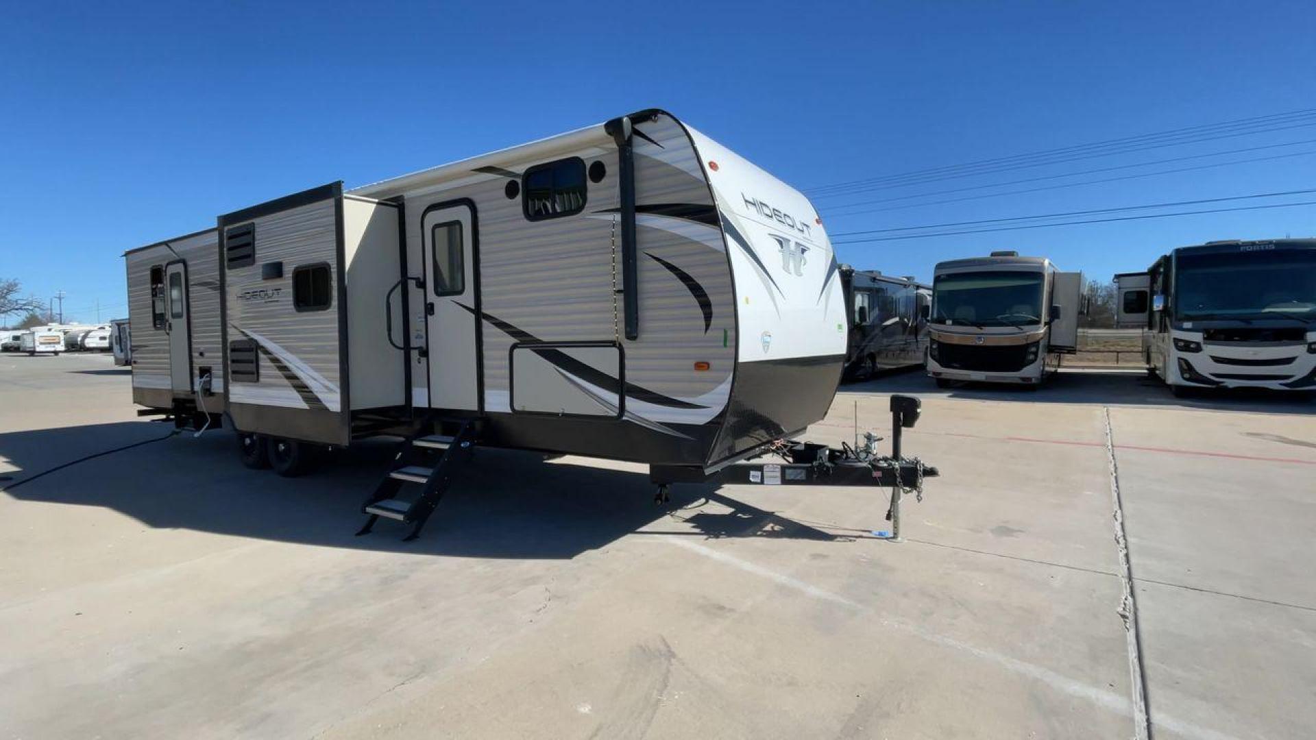 2019 KEYSTONE HIDEOUT 32BHTS (4YDT32F20K3) , Length: 37.67 ft. | Dry Weight: 8,634 lbs. | Gross Weight: 11,200 lbs. | Slides: 3 transmission, located at 4319 N Main St, Cleburne, TX, 76033, (817) 678-5133, 32.385960, -97.391212 - The 2019 Keystone Hideout 32BHTS is a spacious and family-friendly travel trailer, measuring 37 feet 7 inches in length, 8 feet in width, and 11 feet 4 inches in height, with a dry weight of 8,600 lbs and a GVWR of 11,200 lbs. Constructed with a cambered chassis and a full walk-on roof on a powder-c - Photo#3