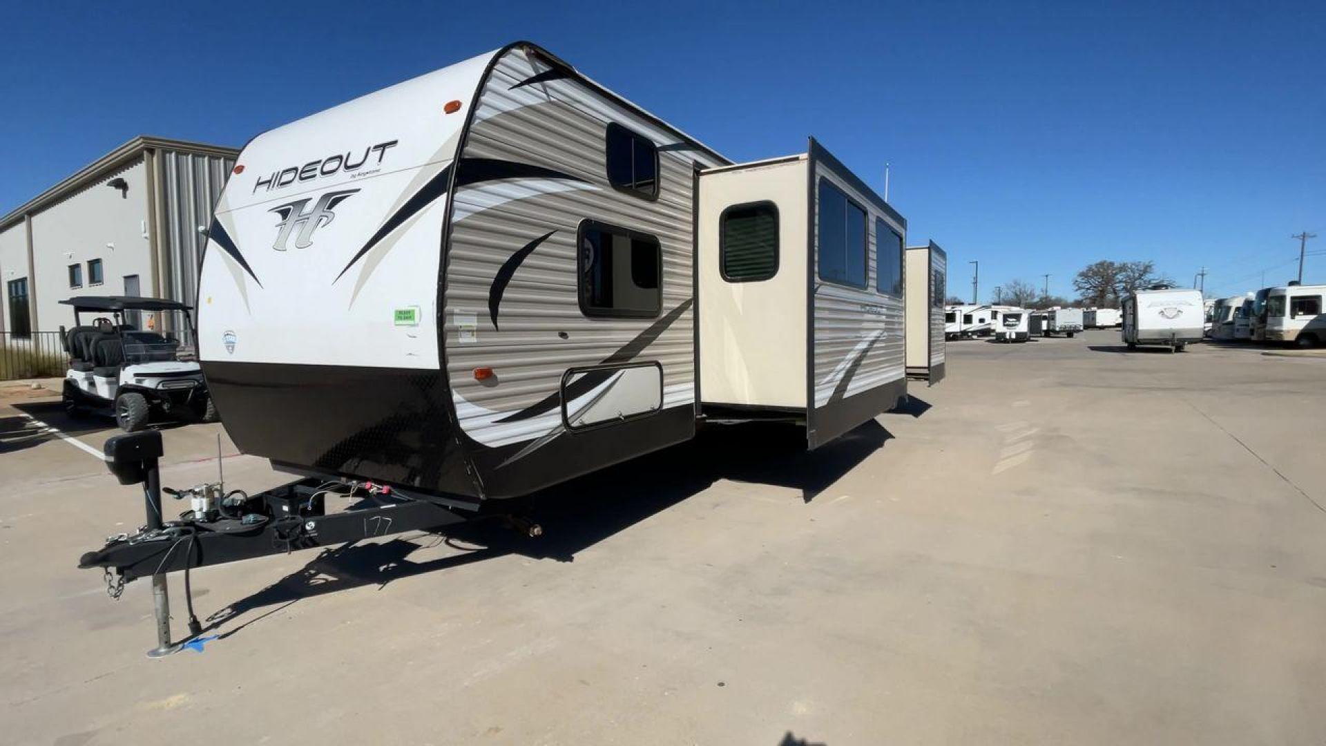 2019 KEYSTONE HIDEOUT 32BHTS (4YDT32F20K3) , Length: 37.67 ft. | Dry Weight: 8,634 lbs. | Gross Weight: 11,200 lbs. | Slides: 3 transmission, located at 4319 N Main St, Cleburne, TX, 76033, (817) 678-5133, 32.385960, -97.391212 - The 2019 Keystone Hideout 32BHTS is a spacious and family-friendly travel trailer, measuring 37 feet 7 inches in length, 8 feet in width, and 11 feet 4 inches in height, with a dry weight of 8,600 lbs and a GVWR of 11,200 lbs. Constructed with a cambered chassis and a full walk-on roof on a powder-c - Photo#5