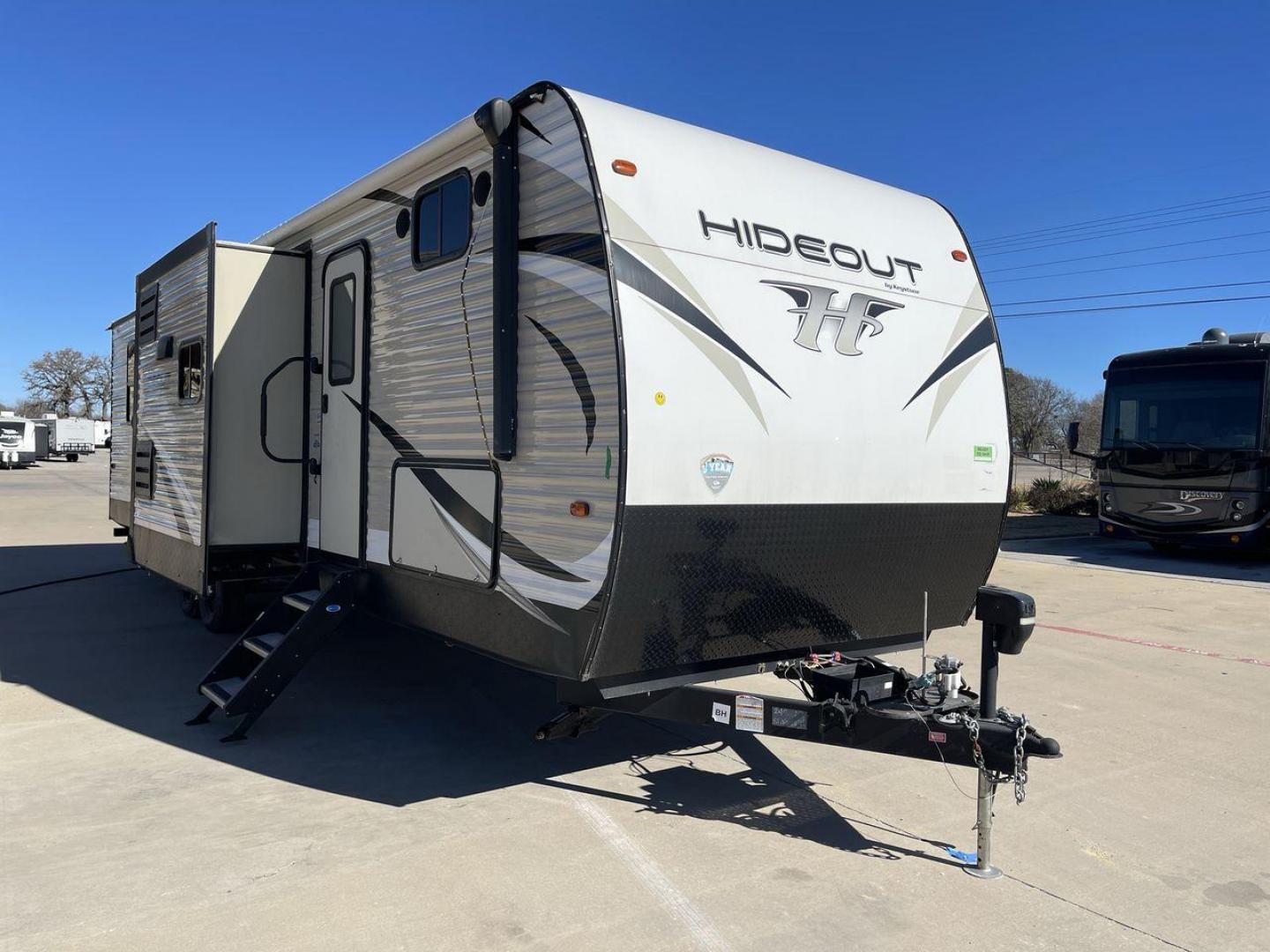 2019 KEYSTONE HIDEOUT 32BHTS (4YDT32F20K3) , Length: 37.67 ft. | Dry Weight: 8,634 lbs. | Gross Weight: 11,200 lbs. | Slides: 3 transmission, located at 4319 N Main St, Cleburne, TX, 76033, (817) 678-5133, 32.385960, -97.391212 - The 2019 Keystone Hideout 32BHTS is a spacious and family-friendly travel trailer, measuring 37 feet 7 inches in length, 8 feet in width, and 11 feet 4 inches in height, with a dry weight of 8,600 lbs and a GVWR of 11,200 lbs. Constructed with a cambered chassis and a full walk-on roof on a powder-c - Photo#22