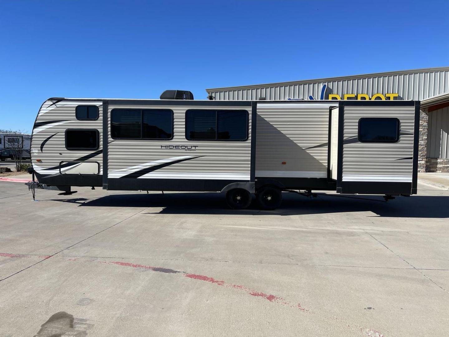 2019 KEYSTONE HIDEOUT 32BHTS (4YDT32F20K3) , Length: 37.67 ft. | Dry Weight: 8,634 lbs. | Gross Weight: 11,200 lbs. | Slides: 3 transmission, located at 4319 N Main St, Cleburne, TX, 76033, (817) 678-5133, 32.385960, -97.391212 - The 2019 Keystone Hideout 32BHTS is a spacious and family-friendly travel trailer, measuring 37 feet 7 inches in length, 8 feet in width, and 11 feet 4 inches in height, with a dry weight of 8,600 lbs and a GVWR of 11,200 lbs. Constructed with a cambered chassis and a full walk-on roof on a powder-c - Photo#23