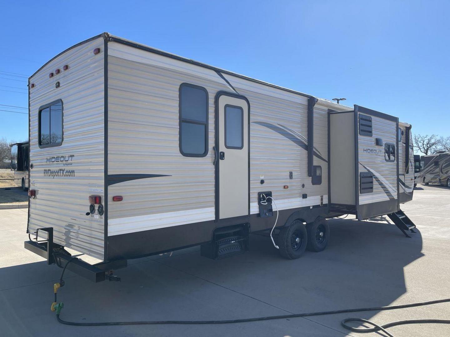 2019 KEYSTONE HIDEOUT 32BHTS (4YDT32F20K3) , Length: 37.67 ft. | Dry Weight: 8,634 lbs. | Gross Weight: 11,200 lbs. | Slides: 3 transmission, located at 4319 N Main St, Cleburne, TX, 76033, (817) 678-5133, 32.385960, -97.391212 - The 2019 Keystone Hideout 32BHTS is a spacious and family-friendly travel trailer, measuring 37 feet 7 inches in length, 8 feet in width, and 11 feet 4 inches in height, with a dry weight of 8,600 lbs and a GVWR of 11,200 lbs. Constructed with a cambered chassis and a full walk-on roof on a powder-c - Photo#24