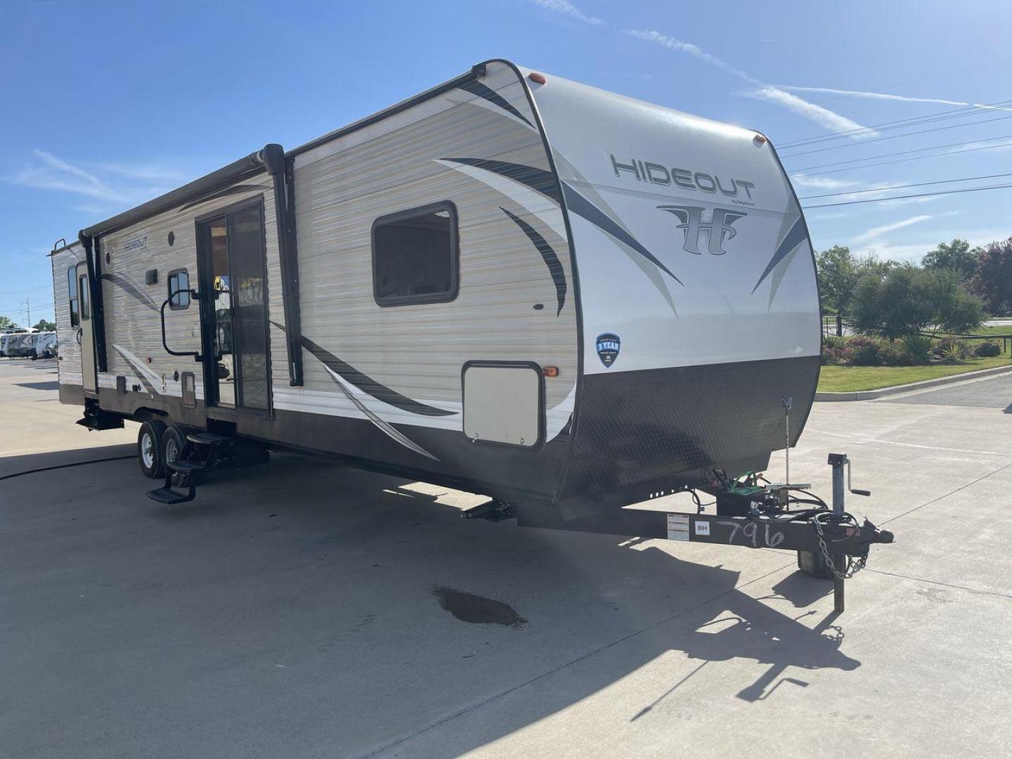 2019 KEYSTONE HIDEOUT 38FQTS (4YDT38F2XK7) , located at 4319 N Main St, Cleburne, TX, 76033, (817) 678-5133, 32.385960, -97.391212 - Photo#23