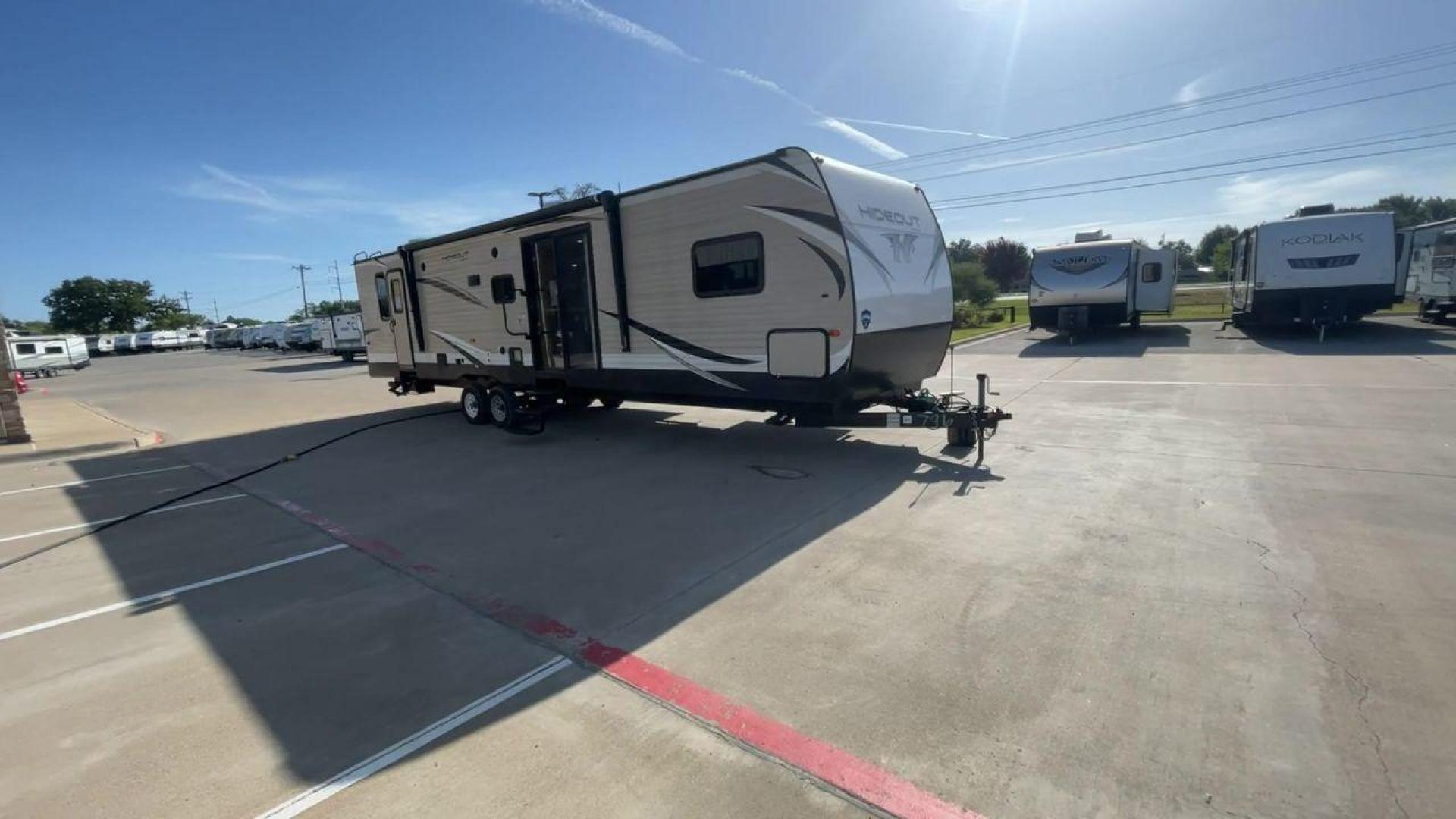 2019 KEYSTONE HIDEOUT 38FQTS (4YDT38F2XK7) , located at 4319 N Main St, Cleburne, TX, 76033, (817) 678-5133, 32.385960, -97.391212 - Photo#3