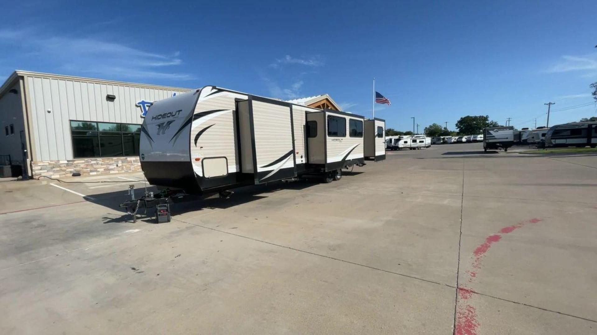 2019 KEYSTONE HIDEOUT 38FQTS (4YDT38F2XK7) , located at 4319 N Main St, Cleburne, TX, 76033, (817) 678-5133, 32.385960, -97.391212 - Photo#5