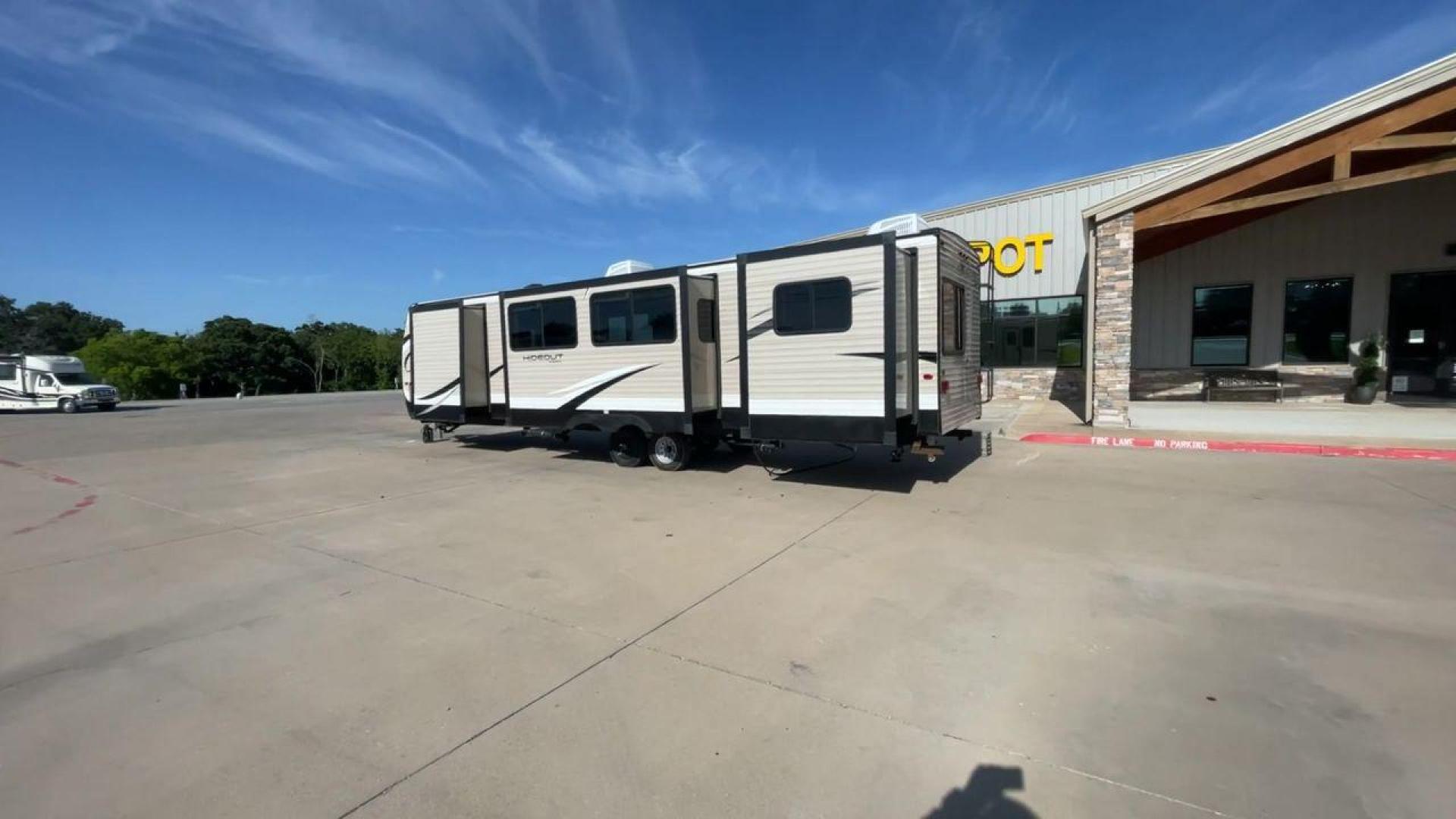 2019 KEYSTONE HIDEOUT 38FQTS (4YDT38F2XK7) , located at 4319 N Main St, Cleburne, TX, 76033, (817) 678-5133, 32.385960, -97.391212 - Photo#7