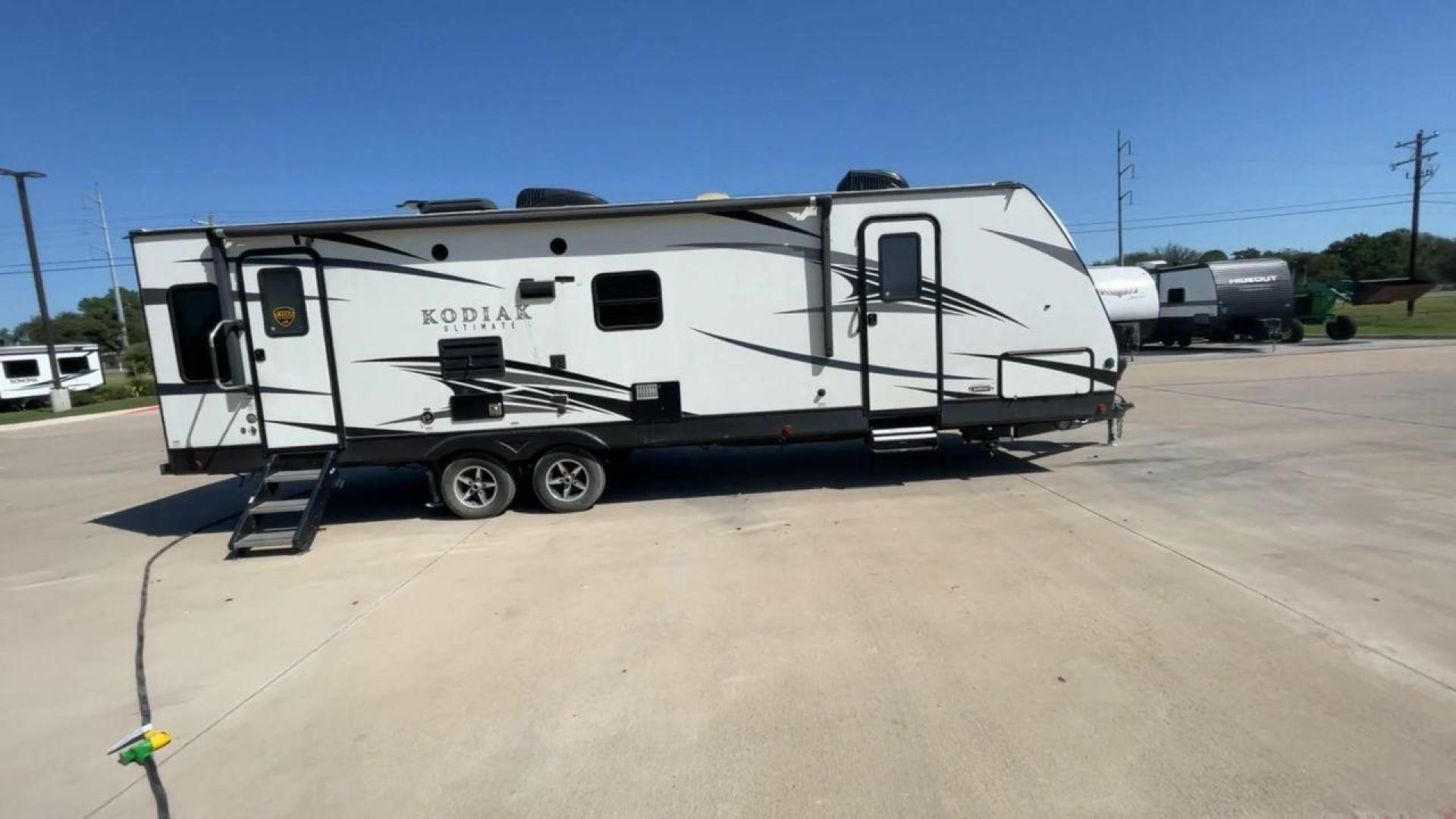 2019 KEYSTONE KODIAK 290RLSL (4YDT29021KJ) , Length: 33.58 ft. | Dry Weight: 6,315 lbs. | Slides: 1 transmission, located at 4319 N Main St, Cleburne, TX, 76033, (817) 678-5133, 32.385960, -97.391212 - This 2019 Keystone Kodiak 290RLSL is a dual-axle aluminum wheel setup measuring 33.58 ft. in length and 11.17 ft. in height. It has a dry weight of 6,315 lbs. and a payload capacity of 1,285 lbs. It also has a manageable hitch weight of 908 lbs. This travel trailer comes with two doors, one slide, a - Photo#2