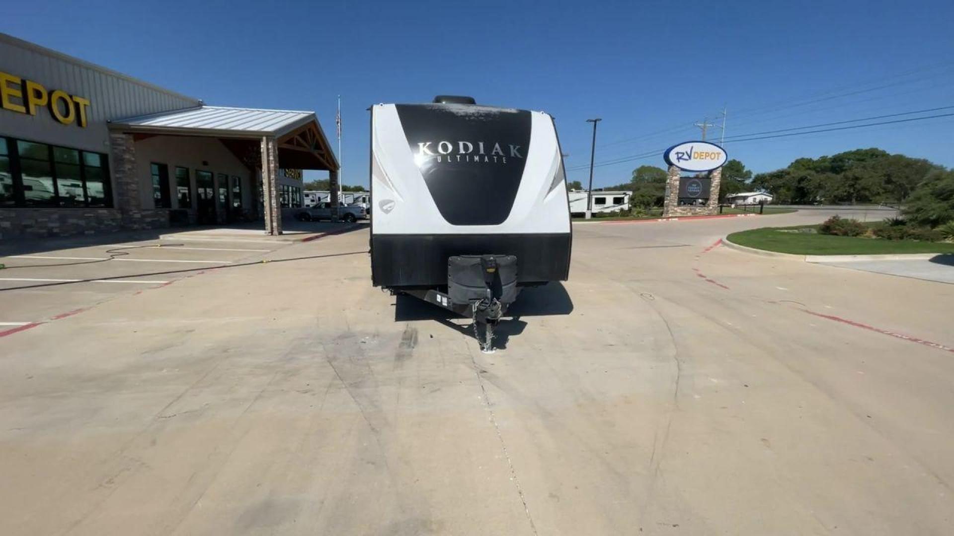 2019 KEYSTONE KODIAK 290RLSL (4YDT29021KJ) , Length: 33.58 ft. | Dry Weight: 6,315 lbs. | Slides: 1 transmission, located at 4319 N Main St, Cleburne, TX, 76033, (817) 678-5133, 32.385960, -97.391212 - This 2019 Keystone Kodiak 290RLSL is a dual-axle aluminum wheel setup measuring 33.58 ft. in length and 11.17 ft. in height. It has a dry weight of 6,315 lbs. and a payload capacity of 1,285 lbs. It also has a manageable hitch weight of 908 lbs. This travel trailer comes with two doors, one slide, a - Photo#4