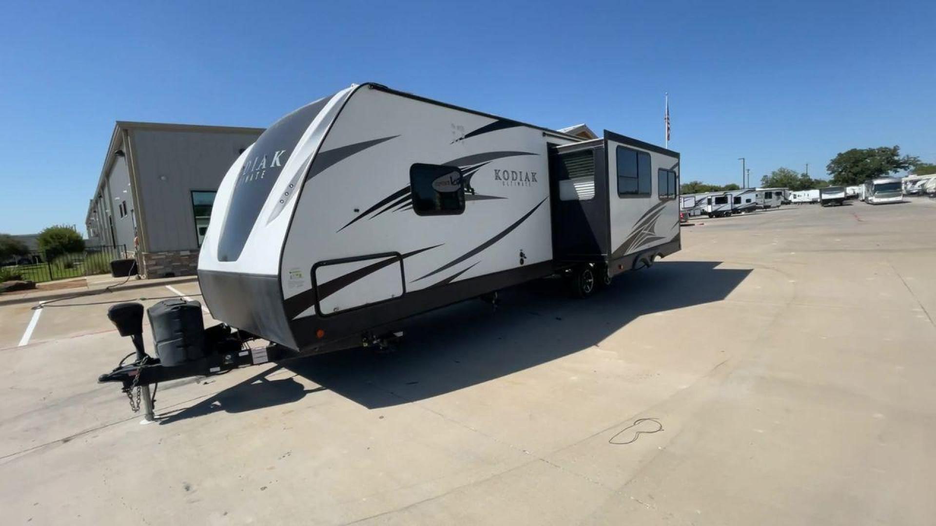 2019 KEYSTONE KODIAK 290RLSL (4YDT29021KJ) , Length: 33.58 ft. | Dry Weight: 6,315 lbs. | Slides: 1 transmission, located at 4319 N Main St, Cleburne, TX, 76033, (817) 678-5133, 32.385960, -97.391212 - This 2019 Keystone Kodiak 290RLSL is a dual-axle aluminum wheel setup measuring 33.58 ft. in length and 11.17 ft. in height. It has a dry weight of 6,315 lbs. and a payload capacity of 1,285 lbs. It also has a manageable hitch weight of 908 lbs. This travel trailer comes with two doors, one slide, a - Photo#5