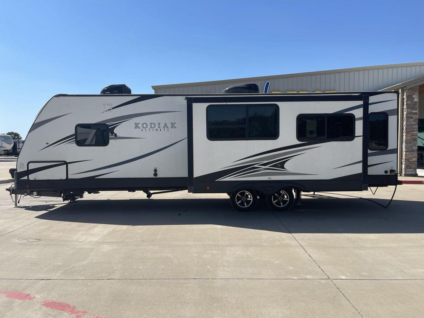 2019 KEYSTONE KODIAK 290RLSL (4YDT29021KJ) , Length: 33.58 ft. | Dry Weight: 6,315 lbs. | Slides: 1 transmission, located at 4319 N Main St, Cleburne, TX, 76033, (817) 678-5133, 32.385960, -97.391212 - This 2019 Keystone Kodiak 290RLSL is a dual-axle aluminum wheel setup measuring 33.58 ft. in length and 11.17 ft. in height. It has a dry weight of 6,315 lbs. and a payload capacity of 1,285 lbs. It also has a manageable hitch weight of 908 lbs. This travel trailer comes with two doors, one slide, a - Photo#24