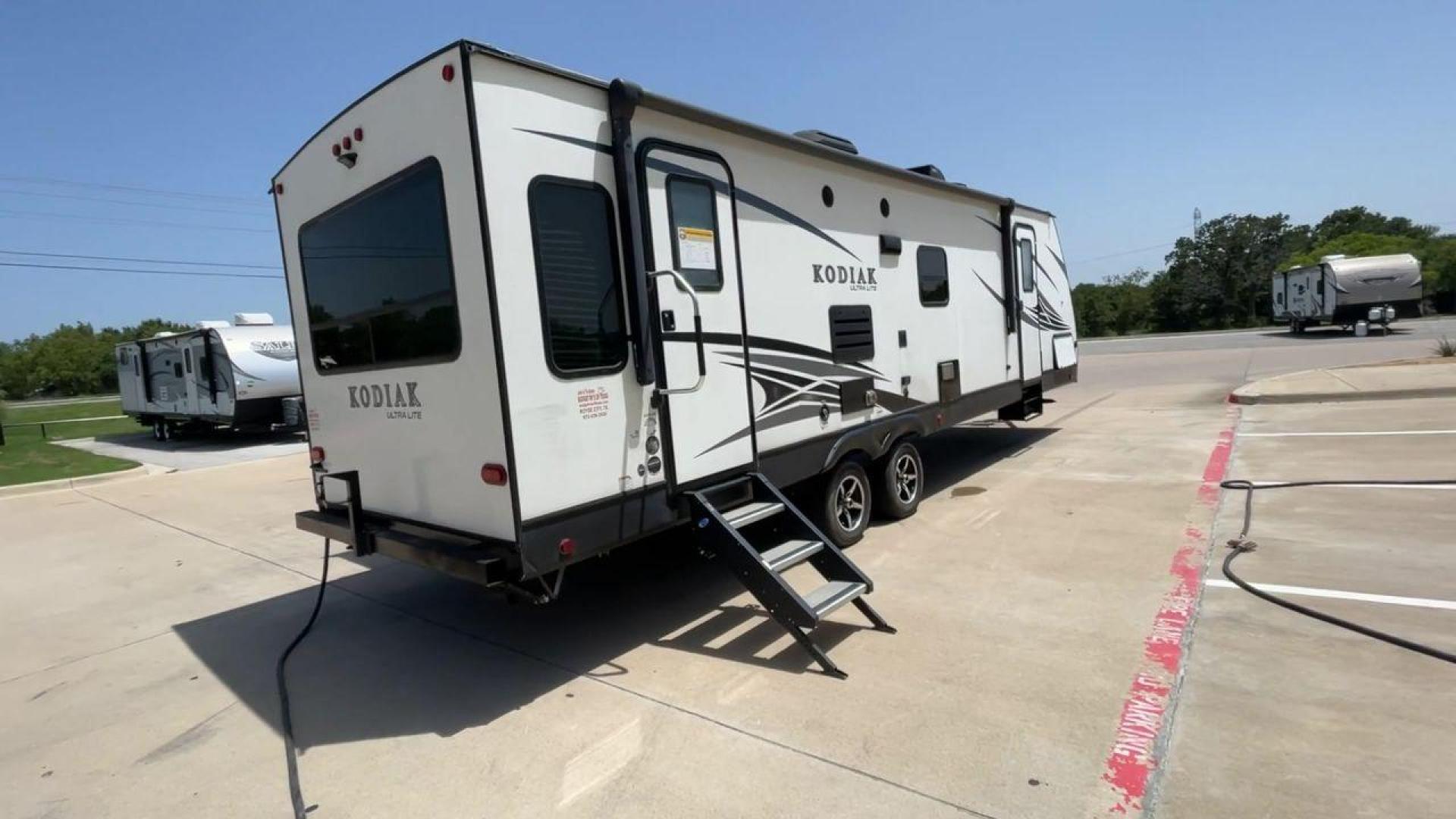 2019 KEYSTONE KODIAK 293RLSL (4YDT29322KJ) , located at 4319 N Main St, Cleburne, TX, 76033, (817) 678-5133, 32.385960, -97.391212 - Photo#1