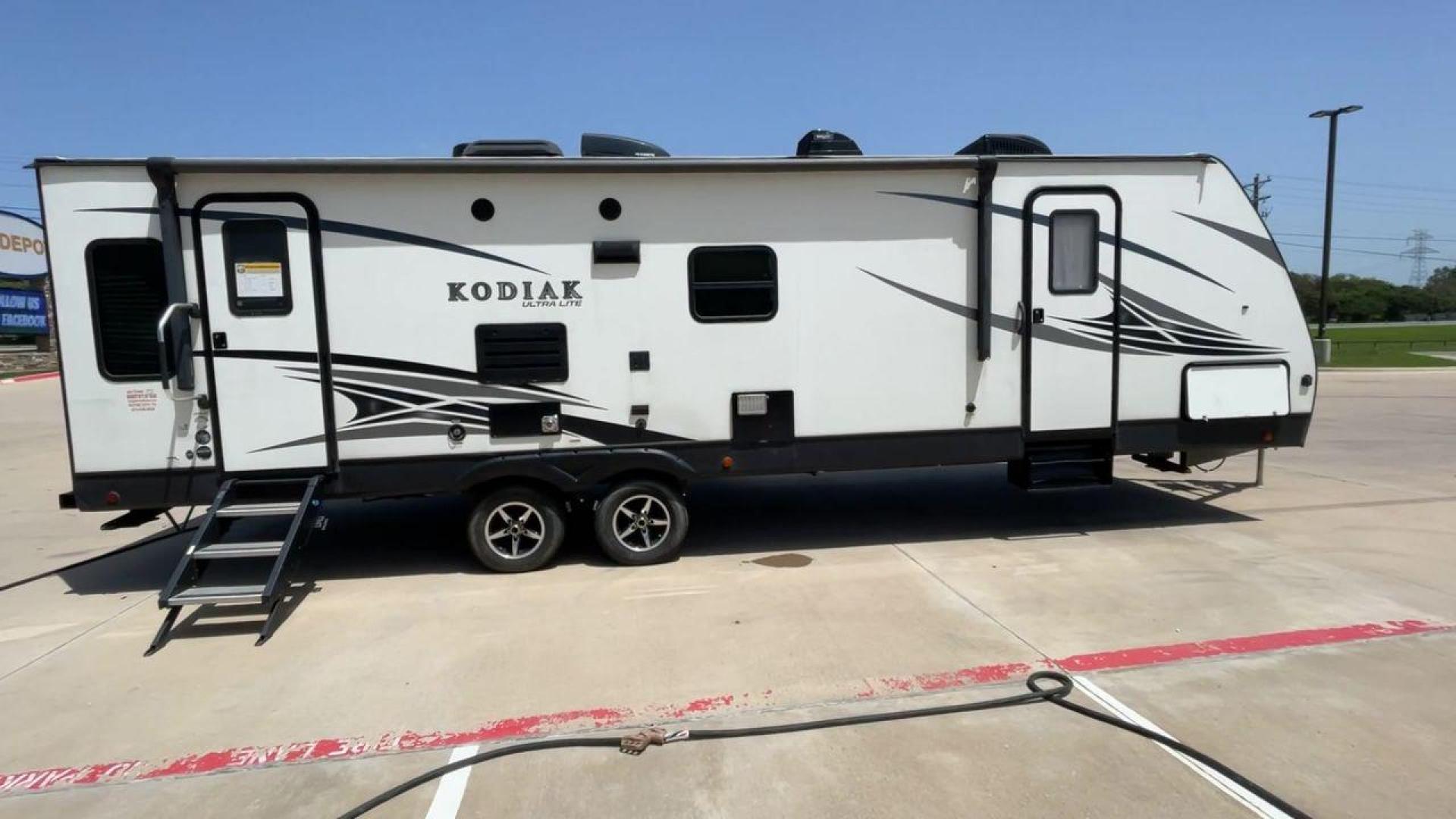 2019 KEYSTONE KODIAK 293RLSL (4YDT29322KJ) , located at 4319 N Main St, Cleburne, TX, 76033, (817) 678-5133, 32.385960, -97.391212 - Photo#2