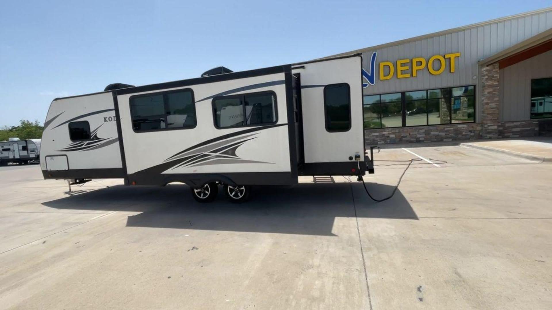 2019 KEYSTONE KODIAK 293RLSL (4YDT29322KJ) , located at 4319 N Main St, Cleburne, TX, 76033, (817) 678-5133, 32.385960, -97.391212 - Photo#7