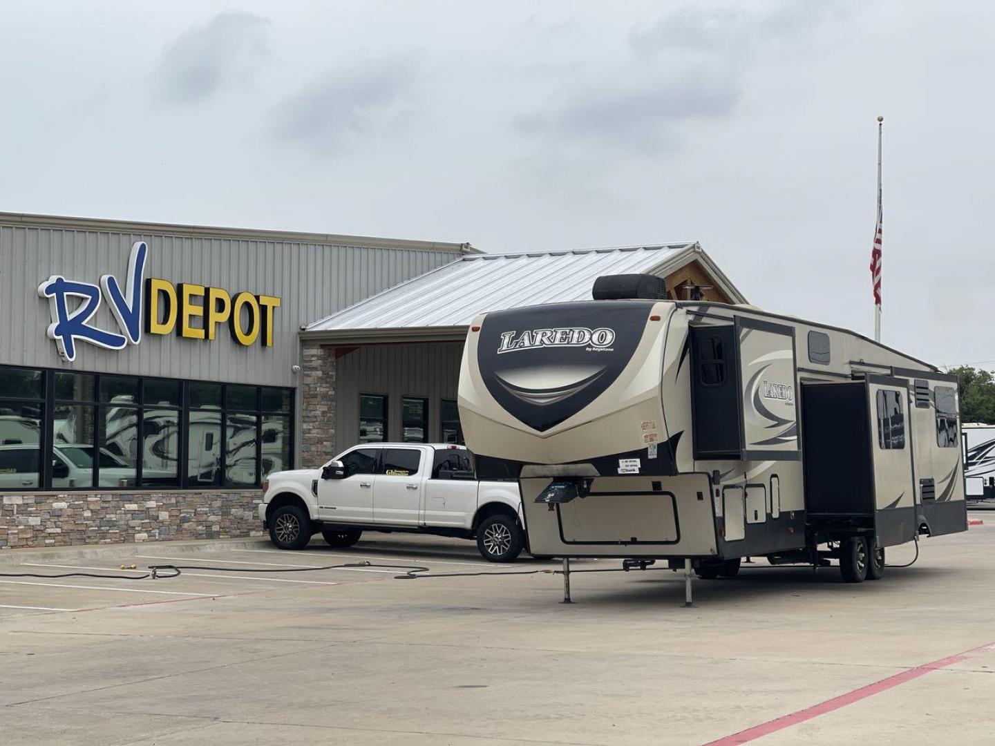 2019 KEYSTONE LAREDO 380MB (4YDF38023KE) , located at 4319 N Main St, Cleburne, TX, 76033, (817) 678-5133, 32.385960, -97.391212 - Photo#0