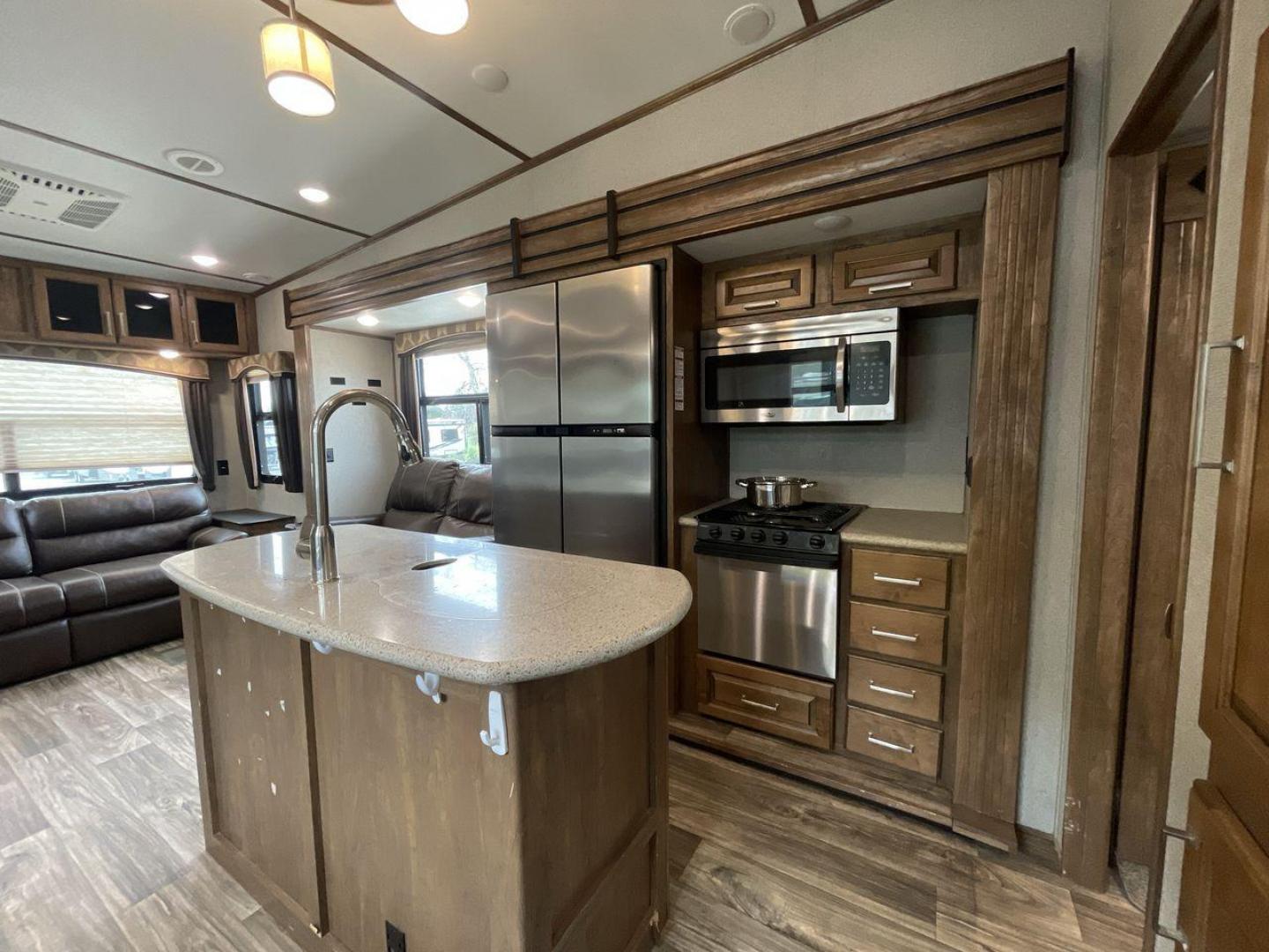 2019 KEYSTONE LAREDO 380MB (4YDF38023KE) , located at 4319 N Main St, Cleburne, TX, 76033, (817) 678-5133, 32.385960, -97.391212 - Photo#10