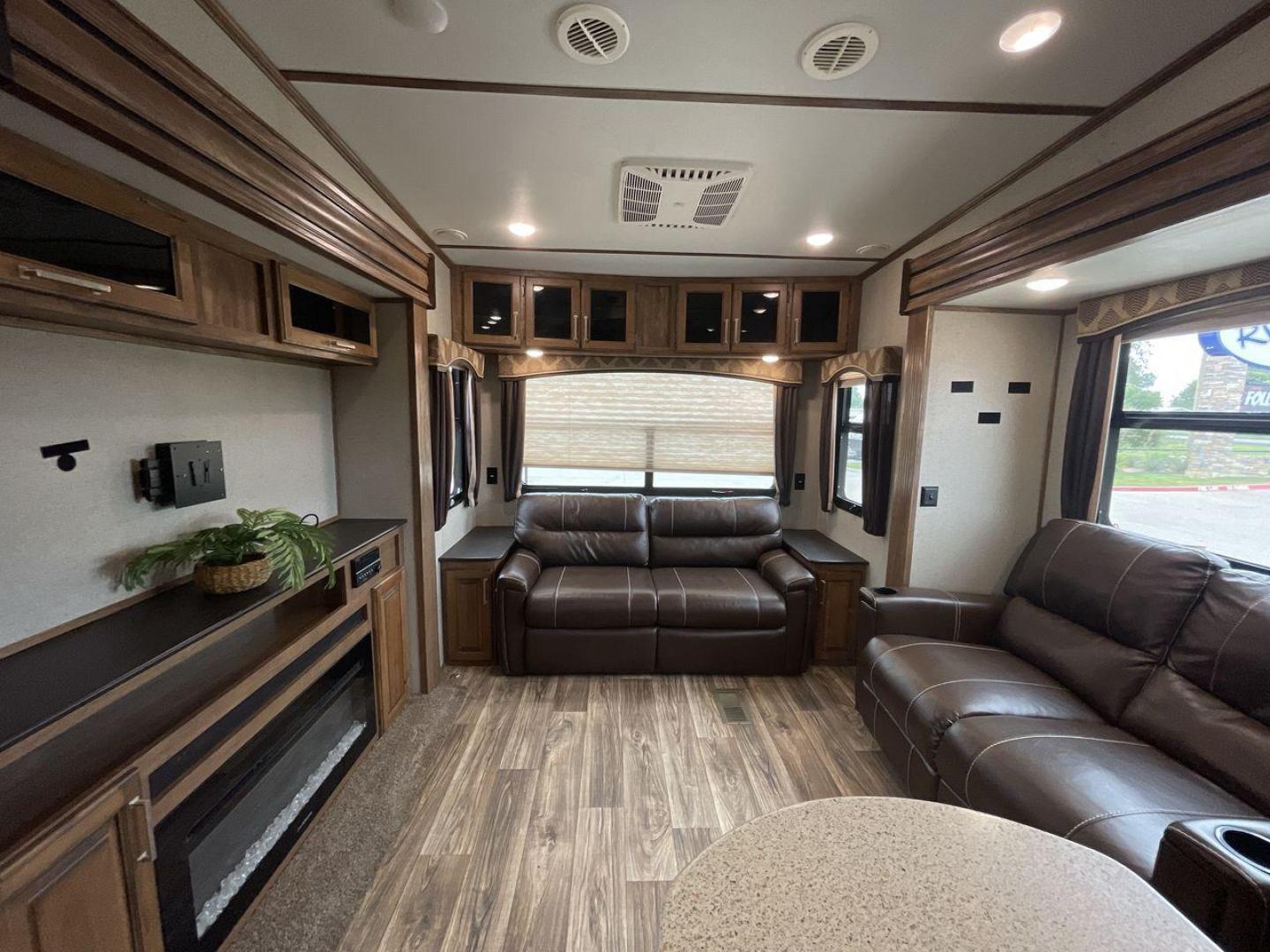 2019 KEYSTONE LAREDO 380MB (4YDF38023KE) , located at 4319 N Main St, Cleburne, TX, 76033, (817) 678-5133, 32.385960, -97.391212 - Photo#11