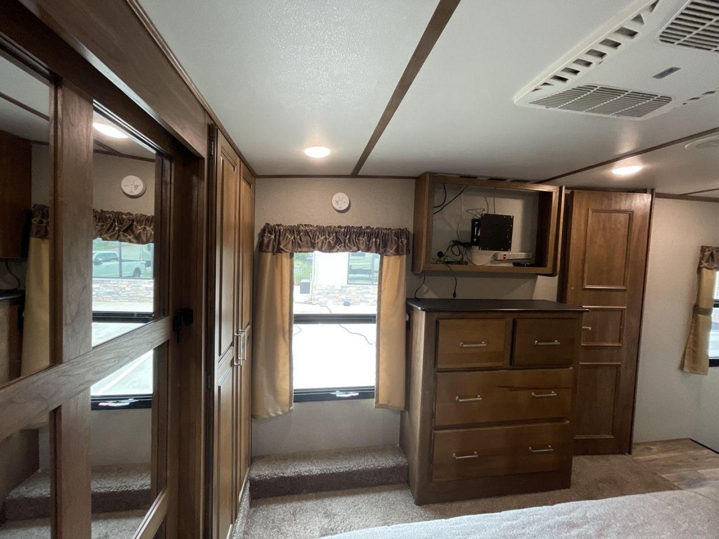 2019 KEYSTONE LAREDO 380MB (4YDF38023KE) , located at 4319 N Main St, Cleburne, TX, 76033, (817) 678-5133, 32.385960, -97.391212 - Photo#18