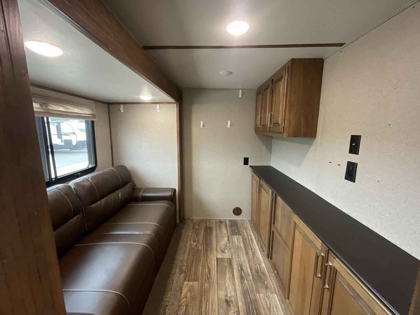 2019 KEYSTONE LAREDO 380MB (4YDF38023KE) , located at 4319 N Main St, Cleburne, TX, 76033, (817) 678-5133, 32.385960, -97.391212 - Photo#19