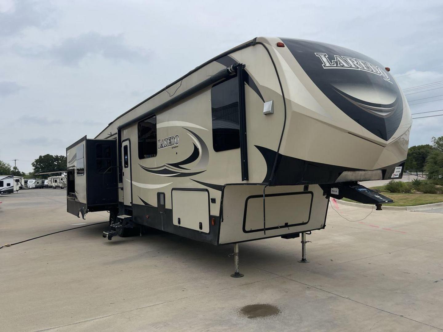 2019 KEYSTONE LAREDO 380MB (4YDF38023KE) , located at 4319 N Main St, Cleburne, TX, 76033, (817) 678-5133, 32.385960, -97.391212 - Photo#23