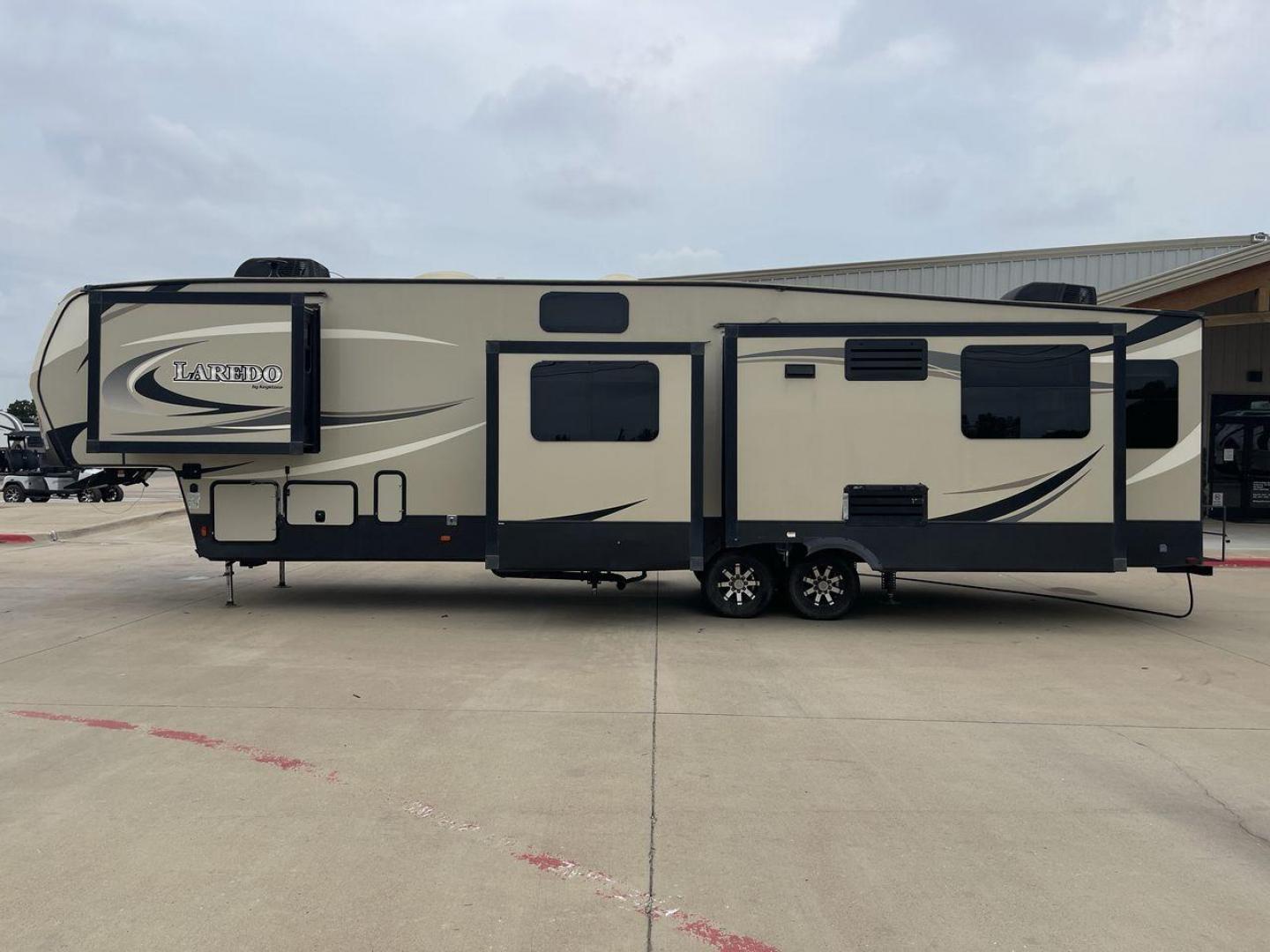 2019 KEYSTONE LAREDO 380MB (4YDF38023KE) , located at 4319 N Main St, Cleburne, TX, 76033, (817) 678-5133, 32.385960, -97.391212 - Photo#24