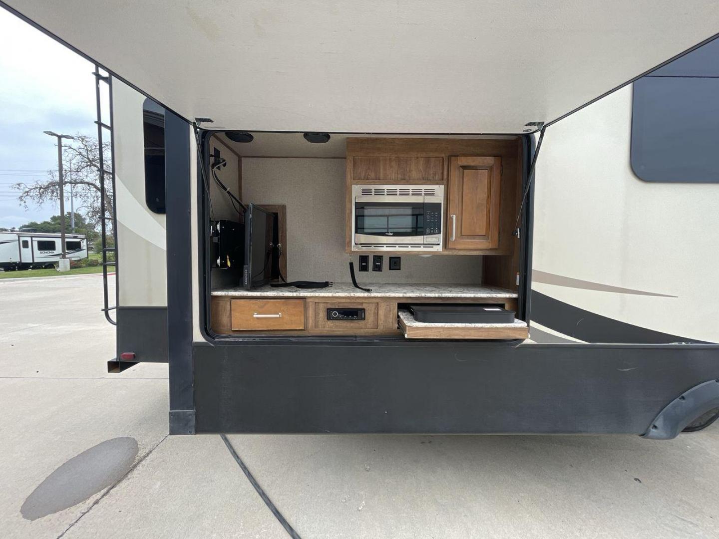 2019 KEYSTONE LAREDO 380MB (4YDF38023KE) , located at 4319 N Main St, Cleburne, TX, 76033, (817) 678-5133, 32.385960, -97.391212 - Photo#26