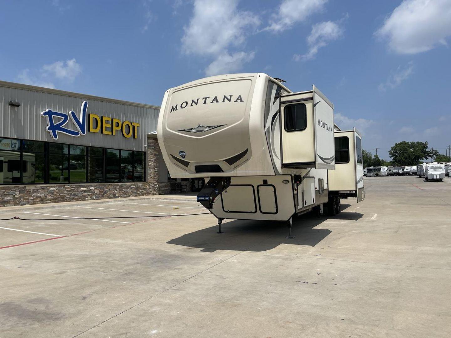 2019 KEYSTONE MONTANA 3701LK (4YDF3702XK4) , Length: 40.5 ft. | Dry Weight: 13,095 lbs. | Gross Weight: 16,400 lbs. | Slides: 4 transmission, located at 4319 N Main St, Cleburne, TX, 76033, (817) 678-5133, 32.385960, -97.391212 - Looking to camp in the lap of luxury and comfort? Go for this 2019 Keystone Montana 3701LK! This fifth wheel measures 40.5 ft. in length and 13.42 ft. in height. Not only is it spacious, but it also has plenty of headroom for tall campers! It also has a dry weight of 13,095 lbs. with a 3,305-poun - Photo#0