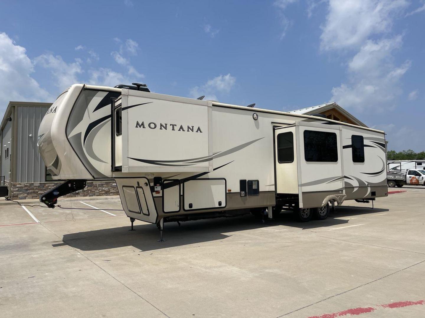 2019 KEYSTONE MONTANA 3701LK (4YDF3702XK4) , Length: 40.5 ft. | Dry Weight: 13,095 lbs. | Gross Weight: 16,400 lbs. | Slides: 4 transmission, located at 4319 N Main St, Cleburne, TX, 76033, (817) 678-5133, 32.385960, -97.391212 - Looking to camp in the lap of luxury and comfort? Go for this 2019 Keystone Montana 3701LK! This fifth wheel measures 40.5 ft. in length and 13.42 ft. in height. Not only is it spacious, but it also has plenty of headroom for tall campers! It also has a dry weight of 13,095 lbs. with a 3,305-poun - Photo#25