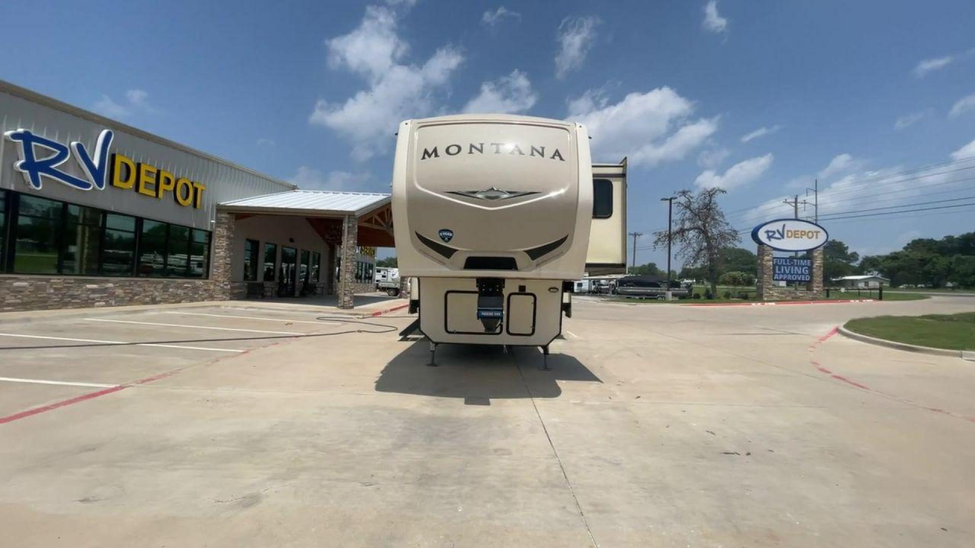 2019 KEYSTONE MONTANA 3701LK (4YDF3702XK4) , Length: 40.5 ft. | Dry Weight: 13,095 lbs. | Gross Weight: 16,400 lbs. | Slides: 4 transmission, located at 4319 N Main St, Cleburne, TX, 76033, (817) 678-5133, 32.385960, -97.391212 - Looking to camp in the lap of luxury and comfort? Go for this 2019 Keystone Montana 3701LK! This fifth wheel measures 40.5 ft. in length and 13.42 ft. in height. Not only is it spacious, but it also has plenty of headroom for tall campers! It also has a dry weight of 13,095 lbs. with a 3,305-poun - Photo#4