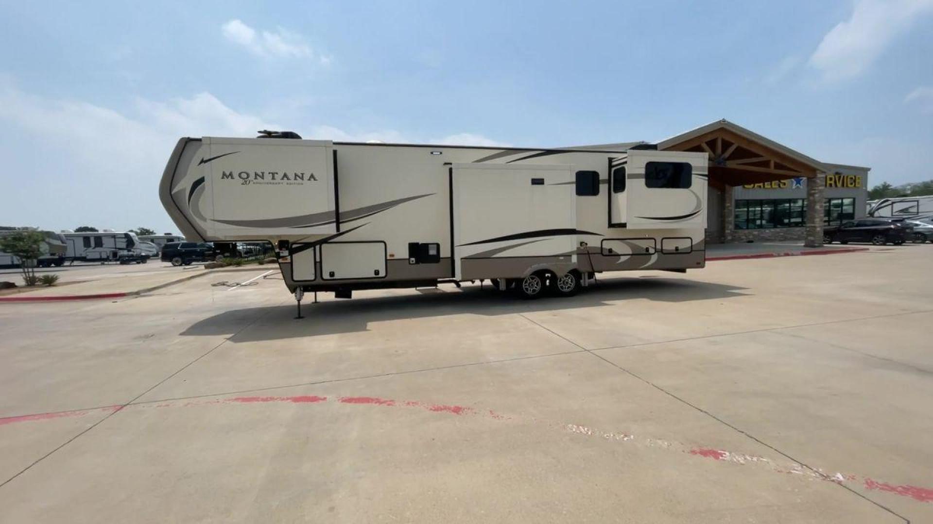 2019 KEYSTONE MONTANA 3791RD (4YDF37924K4) , Length: 40.42 ft. | Dry Weight: 13,900 lbs. | Gross Weight: 16,800 lbs. | Slides: 5 transmission, located at 4319 N Main St, Cleburne, TX, 76033, (817) 678-5133, 32.385960, -97.391212 - The 2019 Keystone Montana 3791RD is a luxurious and expansive fifth-wheel travel trailer designed to deliver the ultimate comfort and convenience. With an impressive length of 40.42 feet and equipped with five slides, this unit offers a huge living space that makes every journey feel like a stay in - Photo#6