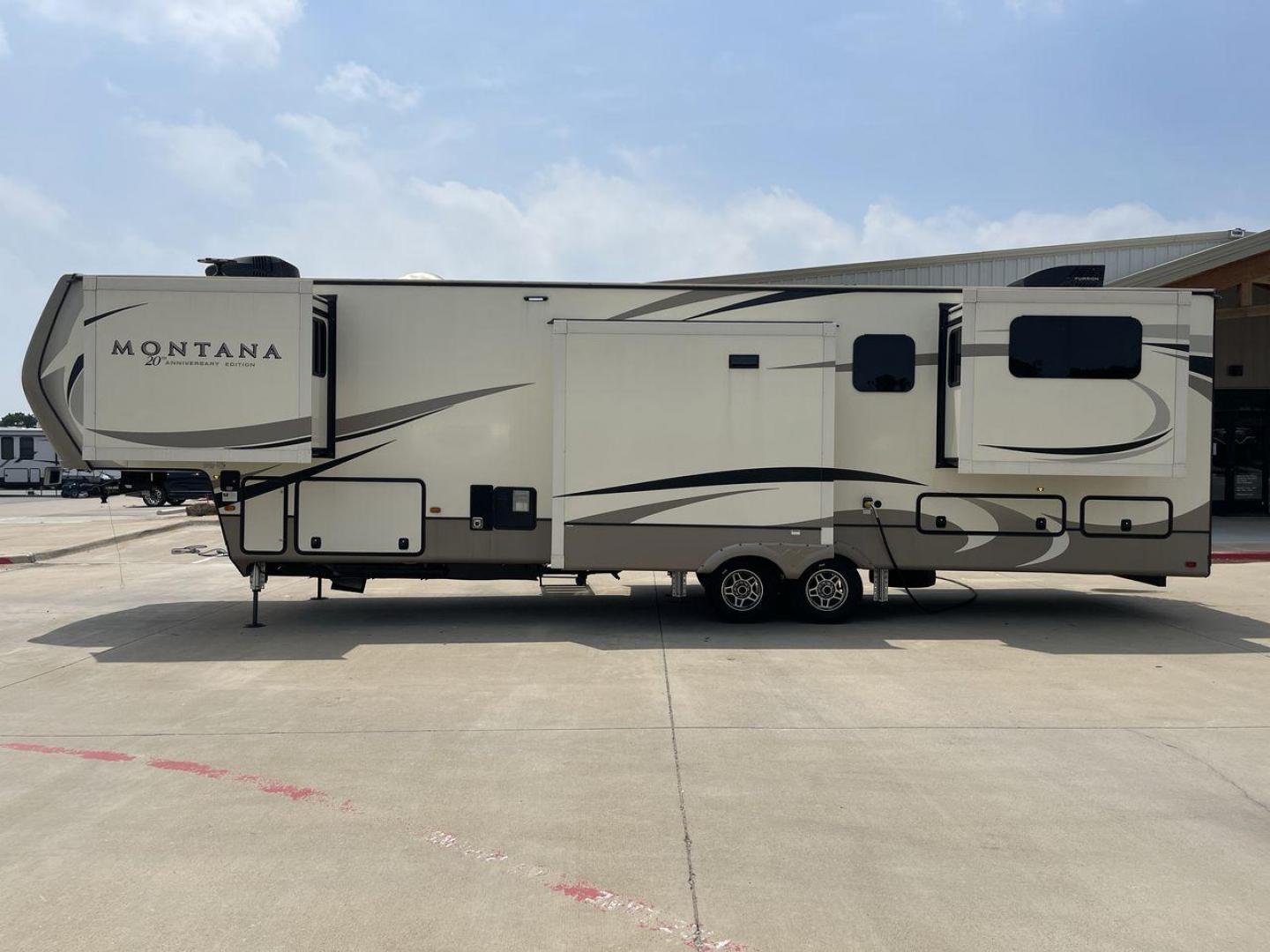 2019 KEYSTONE MONTANA 3791RD (4YDF37924K4) , Length: 40.42 ft. | Dry Weight: 13,900 lbs. | Gross Weight: 16,800 lbs. | Slides: 5 transmission, located at 4319 N Main St, Cleburne, TX, 76033, (817) 678-5133, 32.385960, -97.391212 - The 2019 Keystone Montana 3791RD is a luxurious and expansive fifth-wheel travel trailer designed to deliver the ultimate comfort and convenience. With an impressive length of 40.42 feet and equipped with five slides, this unit offers a huge living space that makes every journey feel like a stay in - Photo#24