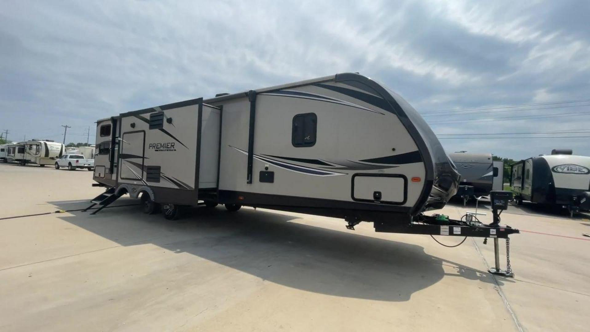 2019 KEYSTONE PREMIER 34RIPR (4YDT34B27KD) , Length: 38.25 ft. | Dry Weight: 7,495 lbs. | Gross Weight: 9,400 lbs. | Slides: 3 transmission, located at 4319 N Main St, Cleburne, TX, 76033, (817) 678-5133, 32.385960, -97.391212 - Photo#3