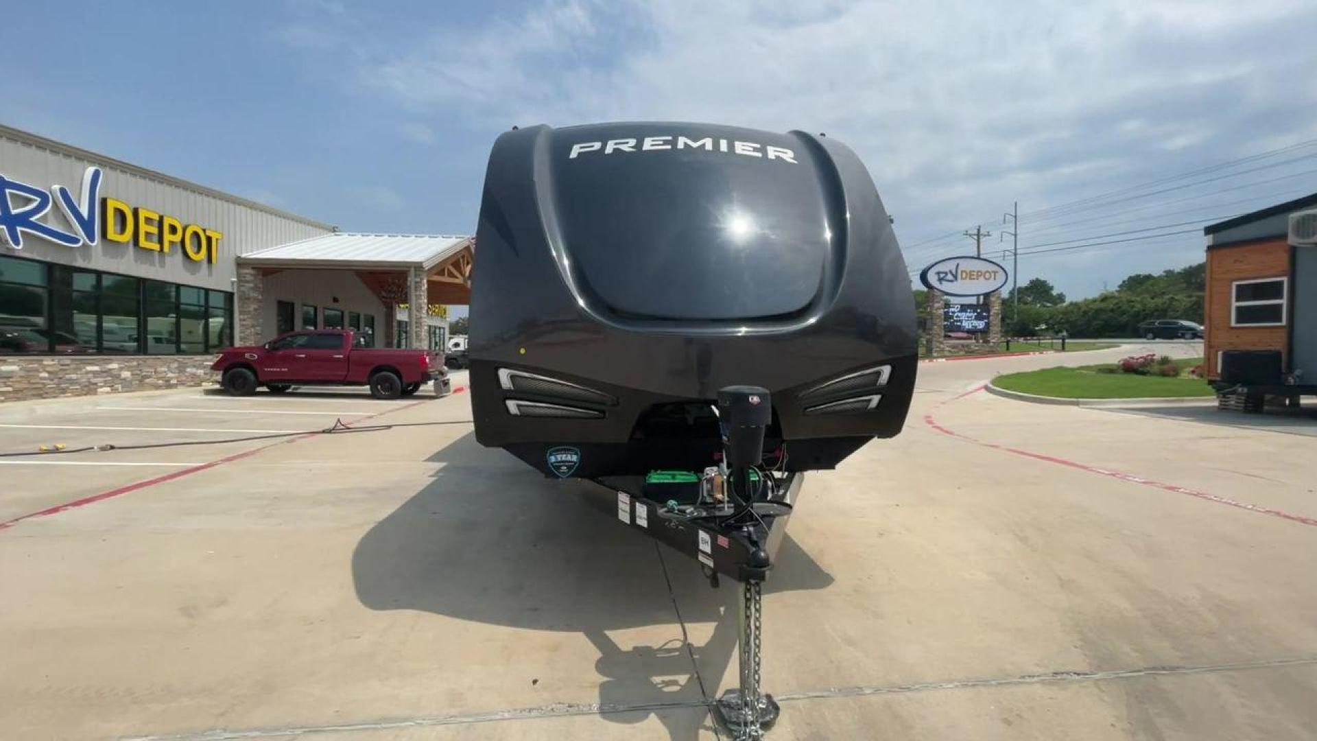 2019 KEYSTONE PREMIER 34RIPR (4YDT34B27KD) , Length: 38.25 ft. | Dry Weight: 7,495 lbs. | Gross Weight: 9,400 lbs. | Slides: 3 transmission, located at 4319 N Main St, Cleburne, TX, 76033, (817) 678-5133, 32.385960, -97.391212 - Photo#4