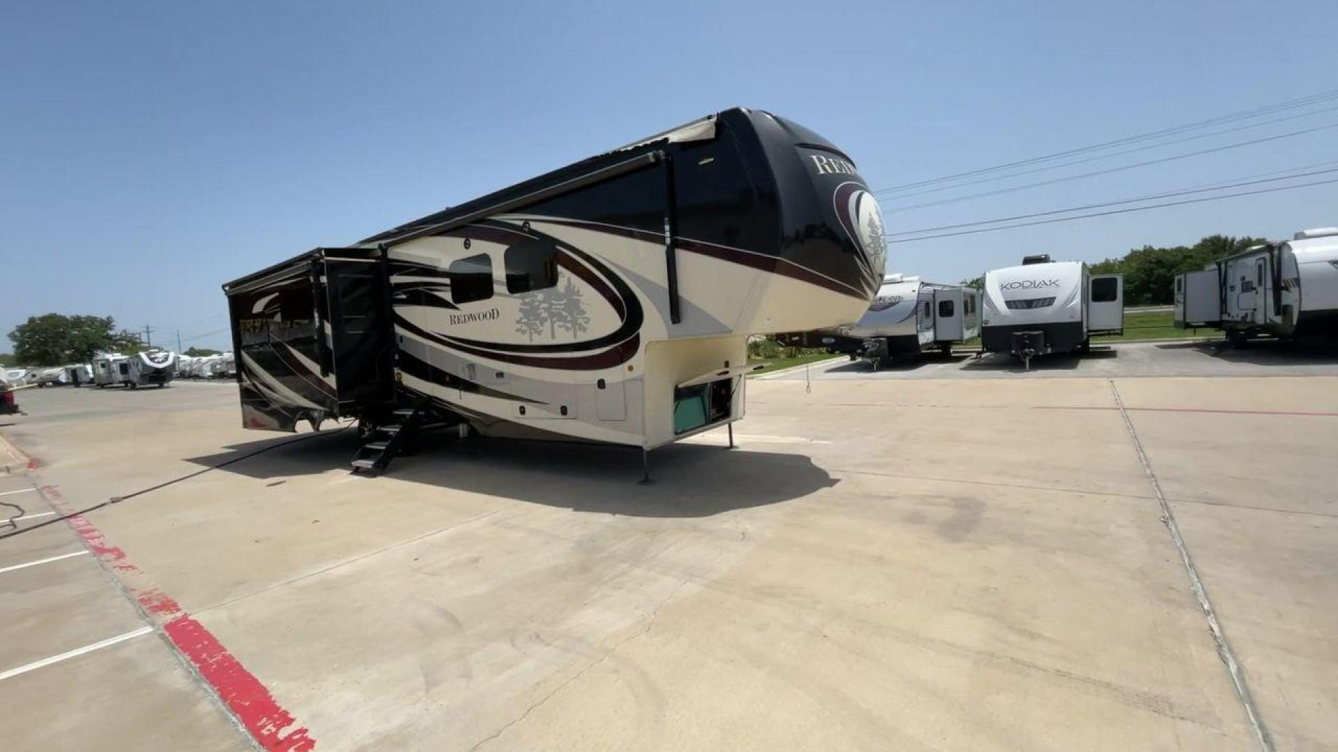 2019 KEYSTONE REDWOOD 3901WB (4YDF39023K9) , Length: 40.17 ft. | Dry Weight: 14,312 lbs. | Slides: 3 transmission, located at 4319 N Main St, Cleburne, TX, 76033, (817) 678-5133, 32.385960, -97.391212 - Photo#2