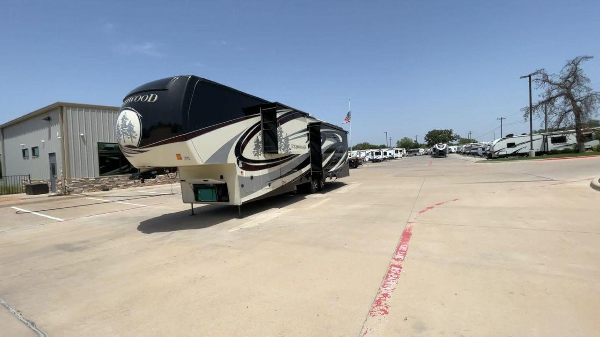 2019 KEYSTONE REDWOOD 3901WB (4YDF39023K9) , Length: 40.17 ft. | Dry Weight: 14,312 lbs. | Slides: 3 transmission, located at 4319 N Main St, Cleburne, TX, 76033, (817) 678-5133, 32.385960, -97.391212 - Photo#4