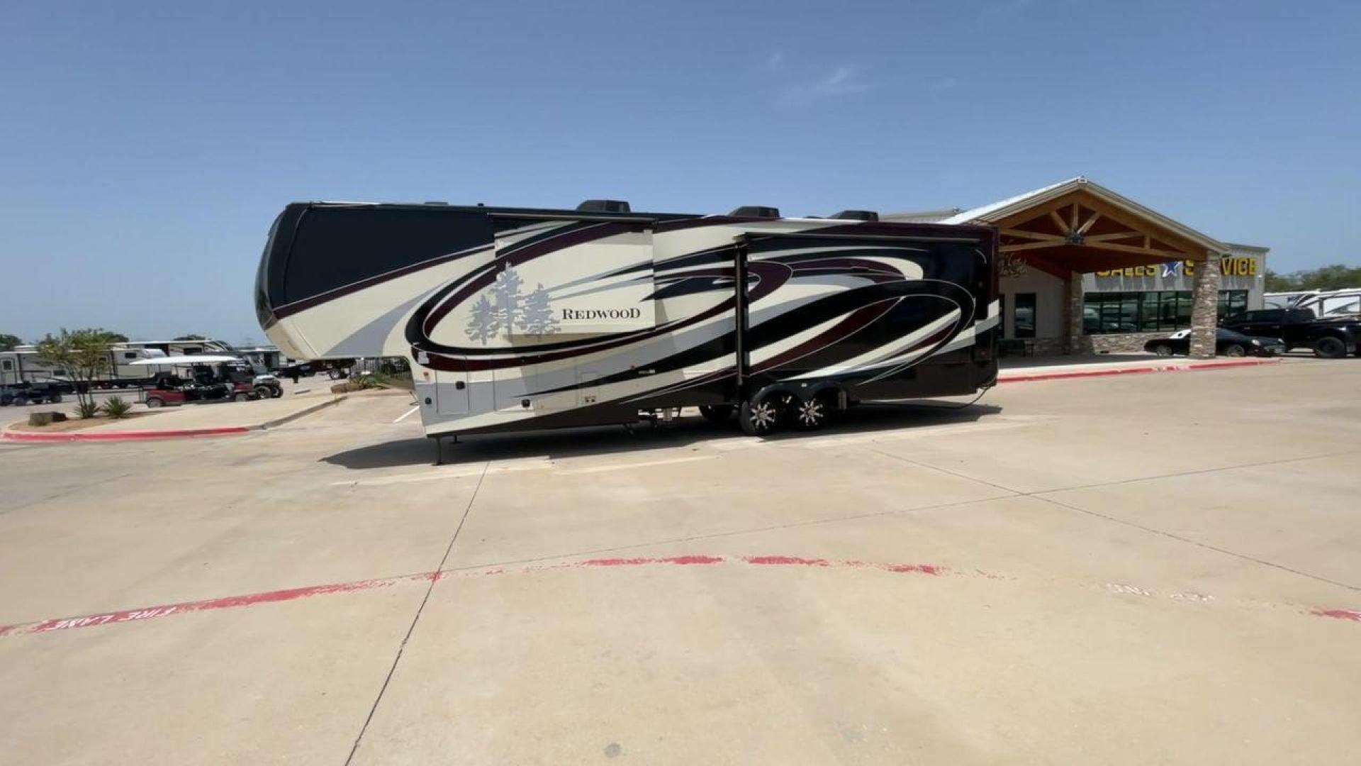 2019 KEYSTONE REDWOOD 3901WB (4YDF39023K9) , Length: 40.17 ft. | Dry Weight: 14,312 lbs. | Slides: 3 transmission, located at 4319 N Main St, Cleburne, TX, 76033, (817) 678-5133, 32.385960, -97.391212 - Photo#5