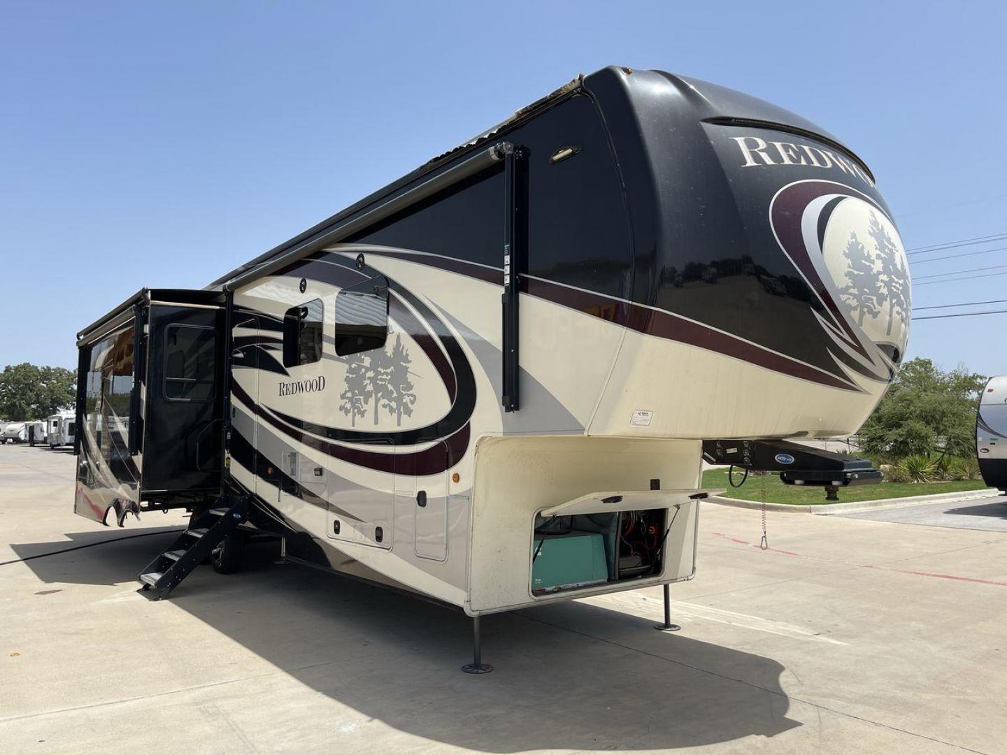 2019 KEYSTONE REDWOOD 3901WB (4YDF39023K9) , Length: 40.17 ft. | Dry Weight: 14,312 lbs. | Slides: 3 transmission, located at 4319 N Main St, Cleburne, TX, 76033, (817) 678-5133, 32.385960, -97.391212 - Photo#22