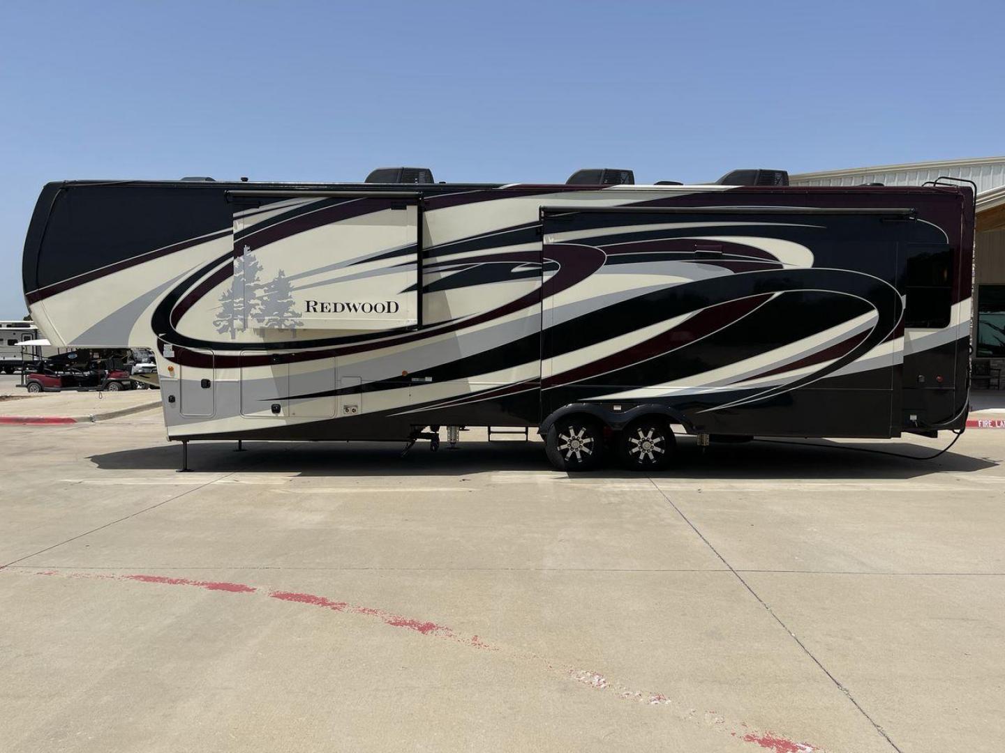 2019 KEYSTONE REDWOOD 3901WB (4YDF39023K9) , Length: 40.17 ft. | Dry Weight: 14,312 lbs. | Slides: 3 transmission, located at 4319 N Main St, Cleburne, TX, 76033, (817) 678-5133, 32.385960, -97.391212 - Photo#23