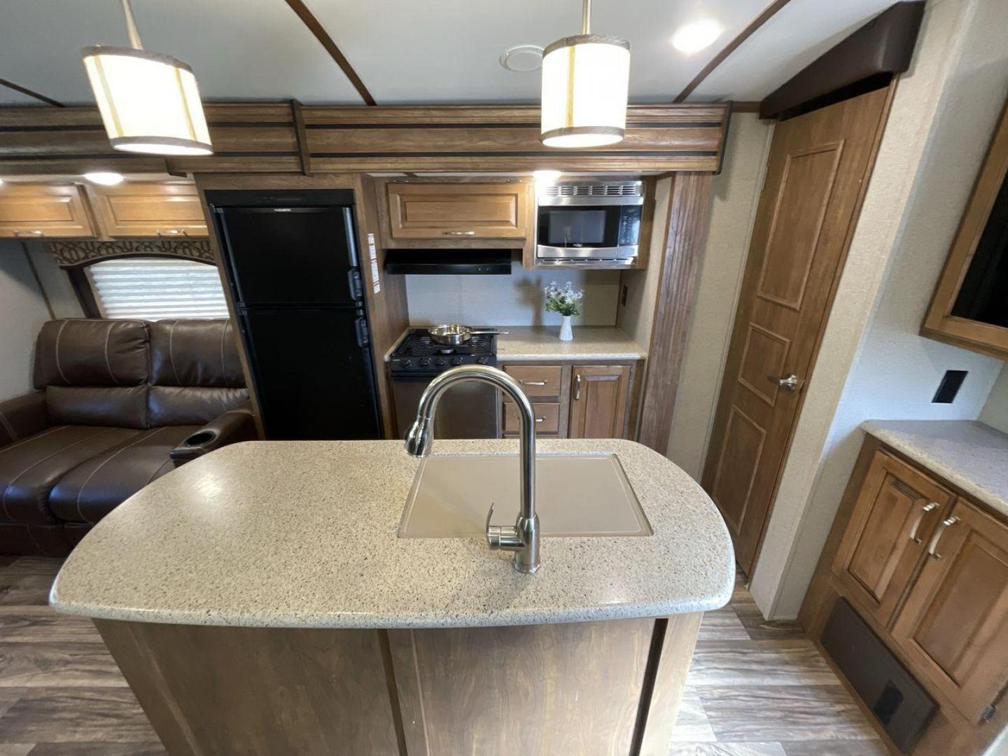 2019 KEYSTONE RV LAREDO 330RL (4YDT33027KB) , located at 4319 N Main St, Cleburne, TX, 76033, (817) 678-5133, 32.385960, -97.391212 - Photo#9