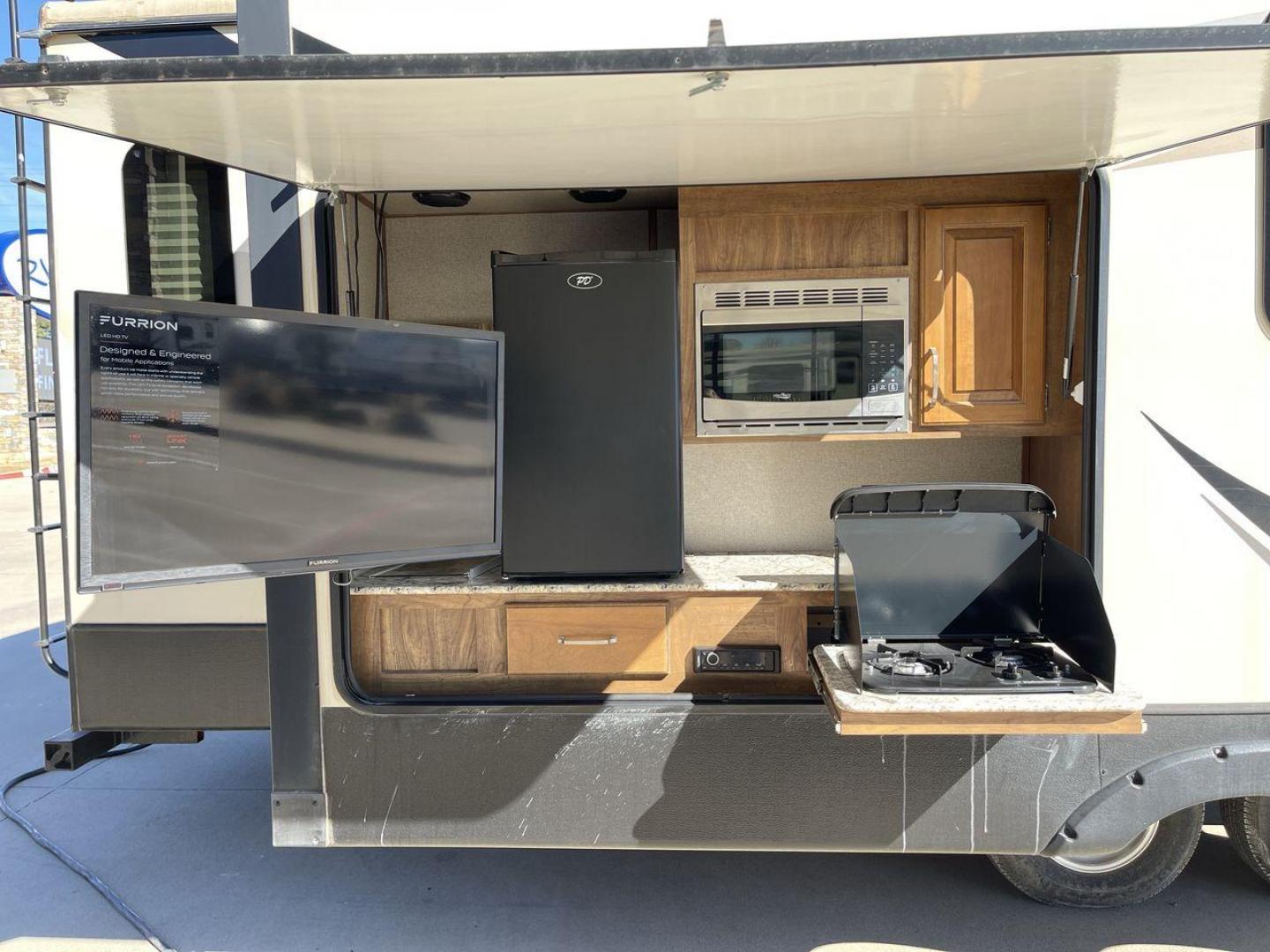 2019 KEYSTONE RV LAREDO 330RL (4YDT33027KB) , located at 4319 N Main St, Cleburne, TX, 76033, (817) 678-5133, 32.385960, -97.391212 - Photo#21