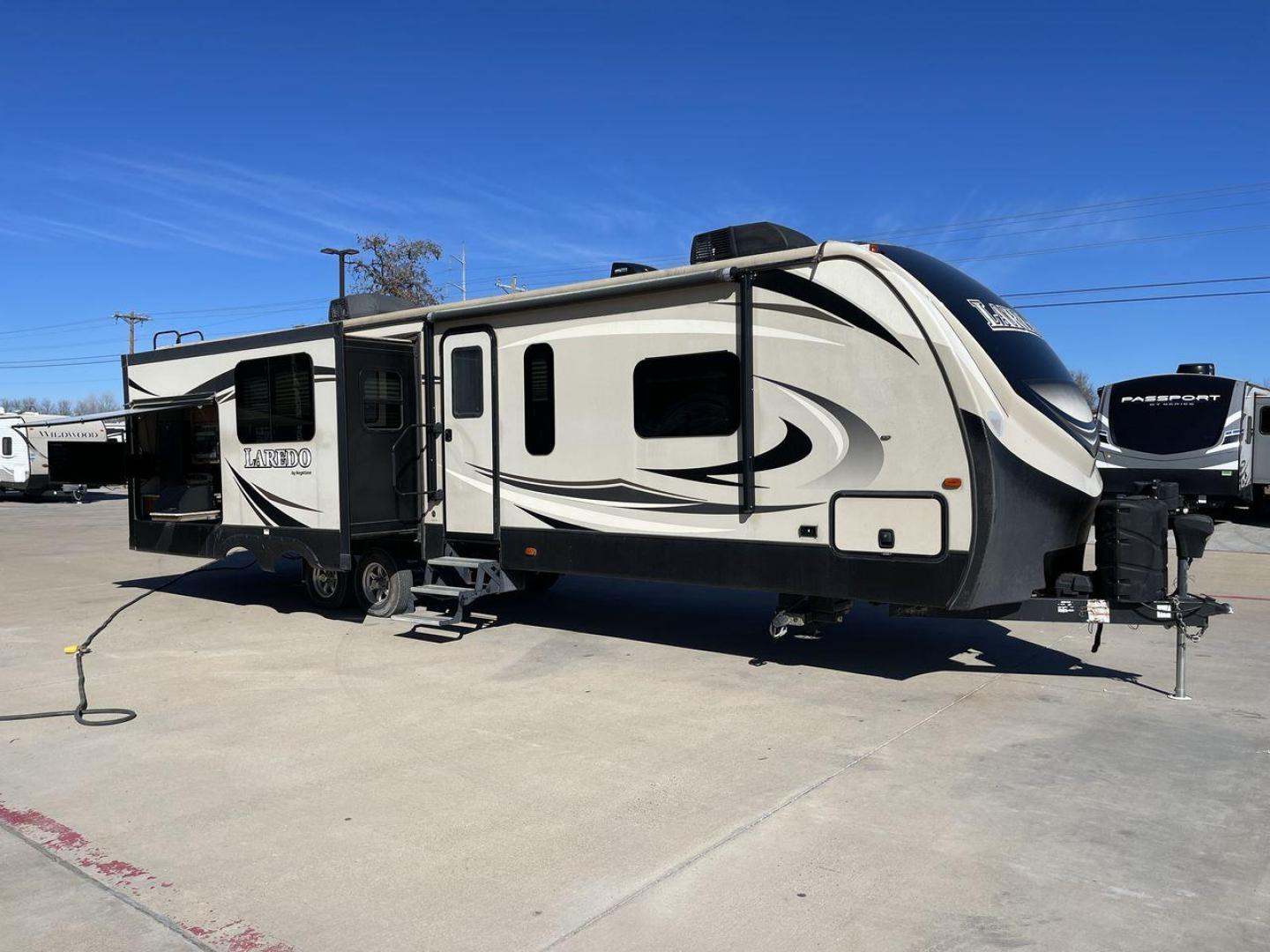 2019 KEYSTONE RV LAREDO 330RL (4YDT33027KB) , located at 4319 N Main St, Cleburne, TX, 76033, (817) 678-5133, 32.385960, -97.391212 - Photo#22