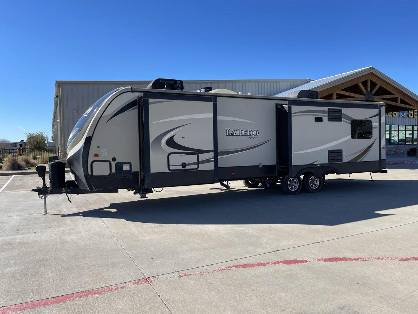 2019 KEYSTONE RV LAREDO 330RL (4YDT33027KB) , located at 4319 N Main St, Cleburne, TX, 76033, (817) 678-5133, 32.385960, -97.391212 - Photo#23