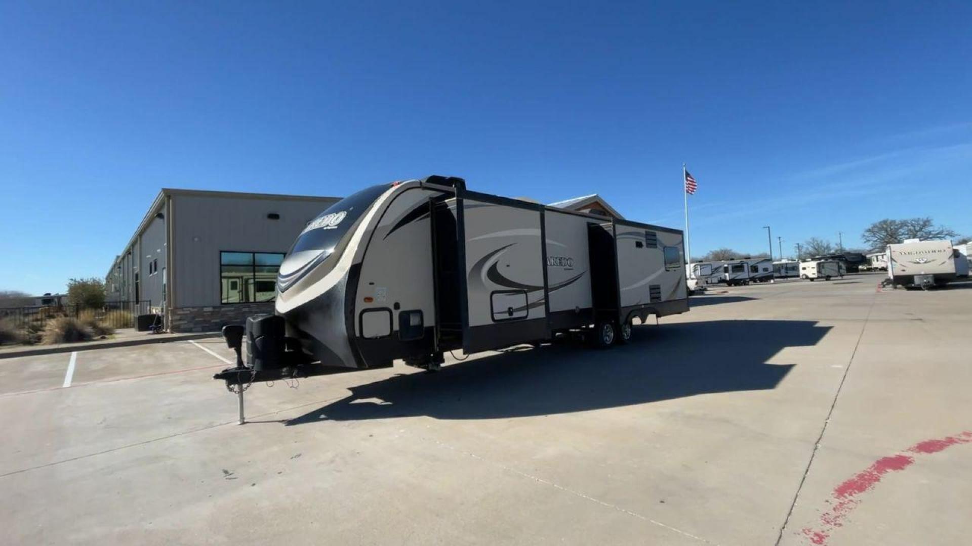 2019 KEYSTONE RV LAREDO 330RL (4YDT33027KB) , located at 4319 N Main St, Cleburne, TX, 76033, (817) 678-5133, 32.385960, -97.391212 - Photo#5