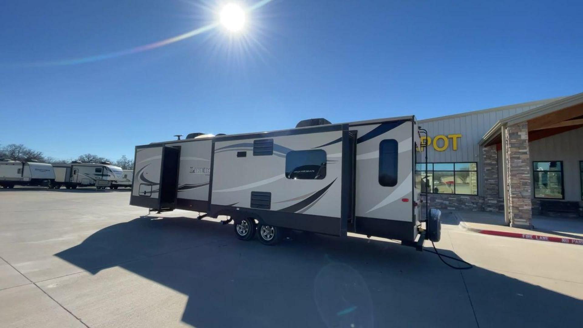 2019 KEYSTONE RV LAREDO 330RL (4YDT33027KB) , located at 4319 N Main St, Cleburne, TX, 76033, (817) 678-5133, 32.385960, -97.391212 - Photo#7